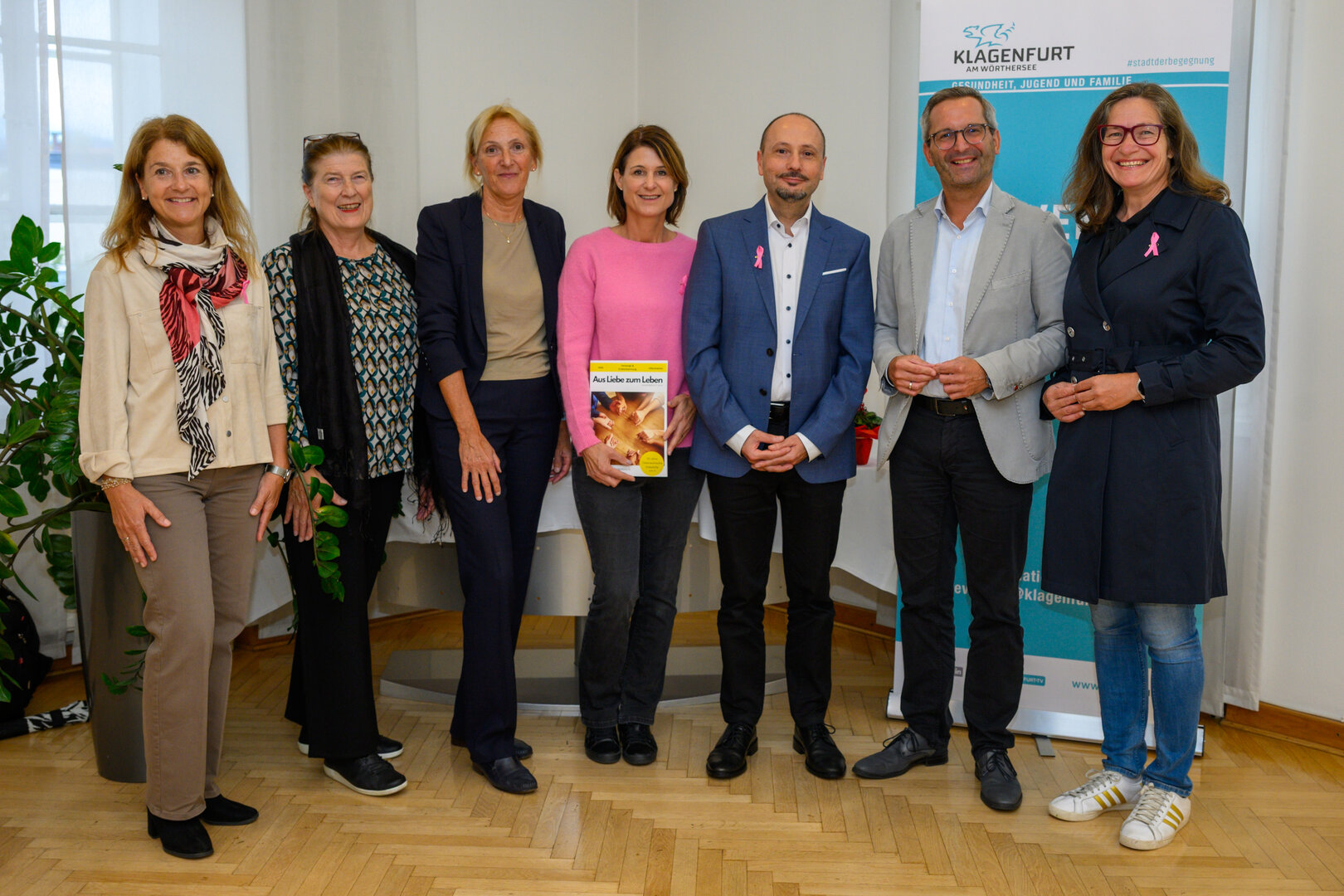 v.l.: Stadtrat Mag. Franz Petritz begrüßte mit Vertretern der Politik und dem Präventionsteam den Vortragenden Prof. Dr. Jochen Geigl in Klagenfurt.  Foto: StadtKommunikation / Hude