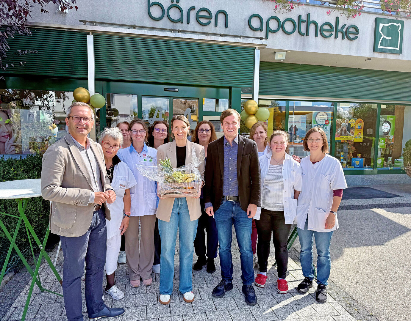 Vizebürgermeister Ronald Rabitsch und Gesundheitsstadtrat Mag. Franz Petritz gratulieren MMag. Johanna Jobst und ihrem Team zur Neueröffnung der Bärenapotheke. Foto: Büro Stadtrat Petritz