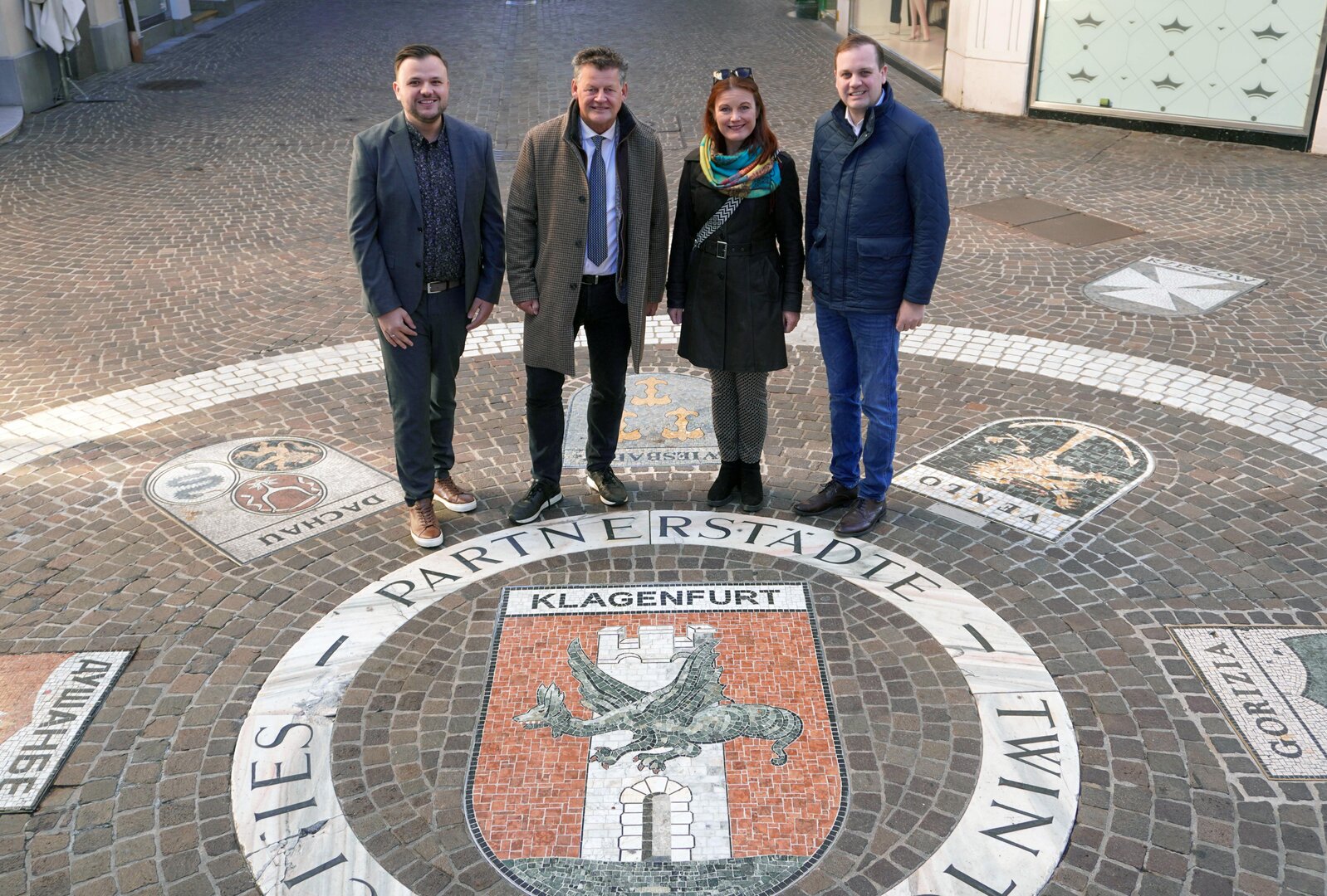Prof. Dr. Jasmin Donlic, Bürgermeister Christian Scheider, Ingrid Müller-Brazell und Vizebürgermeister Patrick Jonke (v.l.n.r.) stärken mit dem neu gegründeten Verein die Städtepartnerschaften Klagenfurts. 
