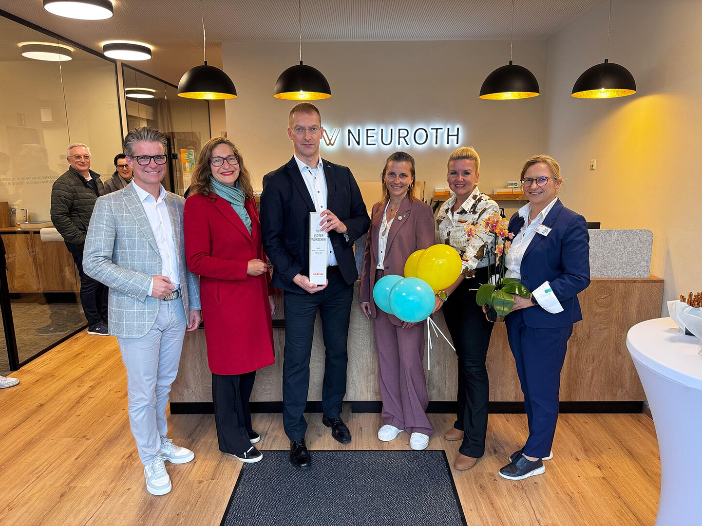 v.l.n.r. WKO Bezirksstellenobmann Franz Ahm, Stadträtin DI Constance Mochar, Filialleiter Hardy Mulks, Vorstandsmitglied COO Barbara Tscheliessnigg, Stadträtin Sandra Wassermann, BA, Gebietsleitung Melanie Heckmann. Foto: Büro Mochar
