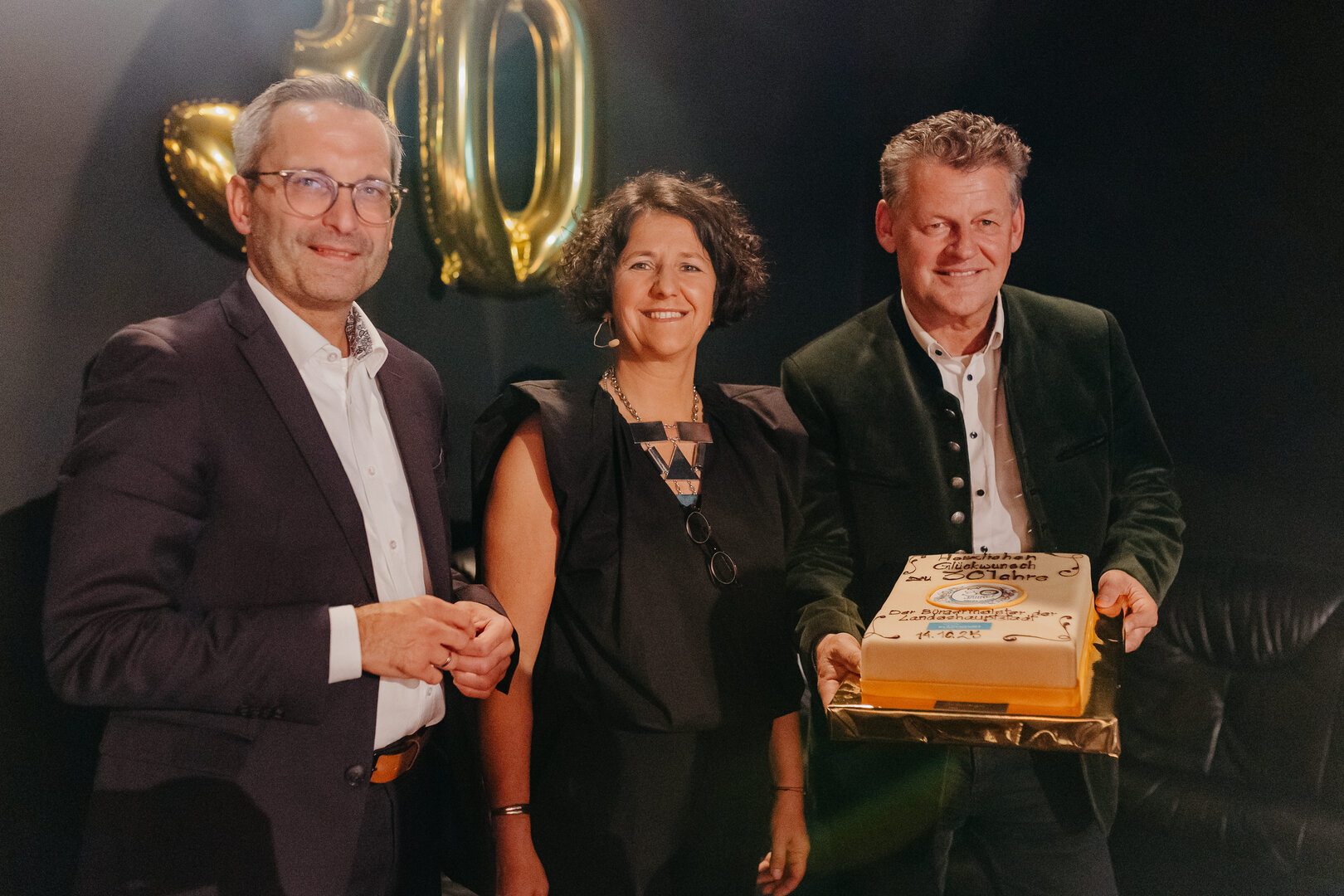 Bürgermeister Christian Scheider und Stadtrat Mag. Franz Petritz mit Christine Erlach (Geschäftsführerin von Equaliz) bei der 30-Jahr-Feier in der theaterHalle 11. Foto: Jasmin Lopez Photography (KK)