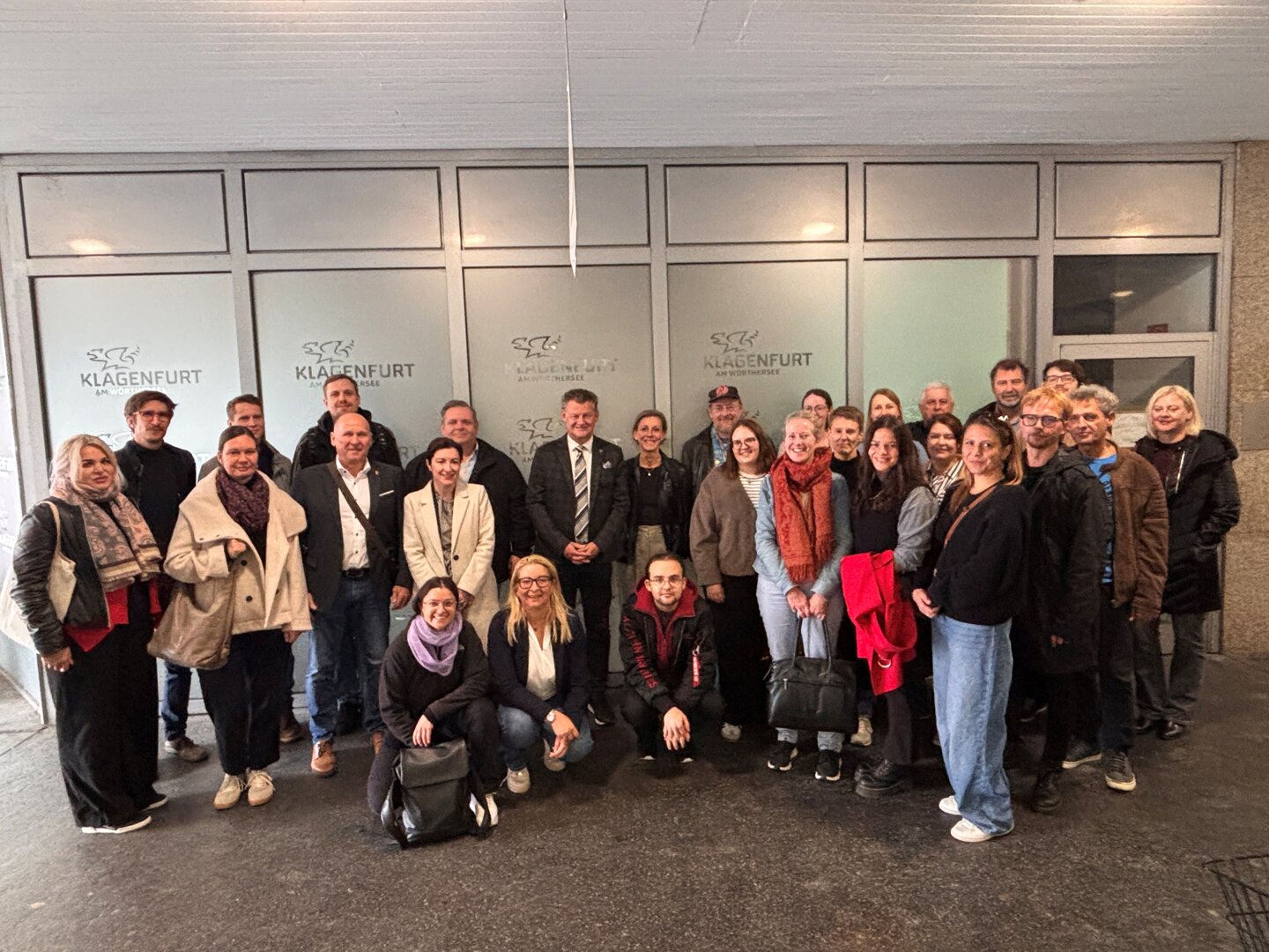 Sozialreferent Bürgermeister Christian Scheider mit dem Team der Abt. Soziales und den Teilnehmern der heutigen Veranstaltung „Mitten im Sozialraum“. Foto: Büro Bgm.