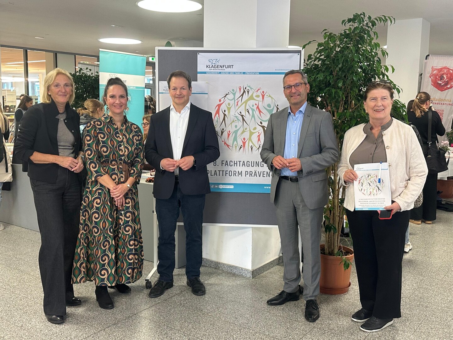 Dr. Birgit Trattler (Leiterin der Abteilung Gesundheit, Jugend und Familie), Mag. Barbara Schreier (Präventionsstelle) mit Hausherr Dr. Sven Fisler (Rektor der Pädagogischen Hochschule) sowie Stadtrat Mag. Franz Petritz und GR Gabriela Holzer. Foto: Büro Petritz