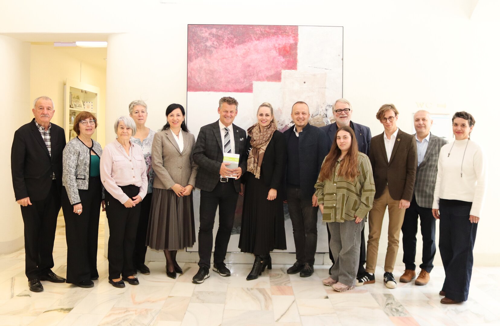 Teilnehmende der ukrainischen und rumänischen Delegationen des 35. Europäischen Volksgruppenkongresses in Begleitung von Mag. Udo Puschnig beim Empfang im Rathaus durch Bürgermeister Christian Scheider. Foto: StadtKommunikation/Buchner
