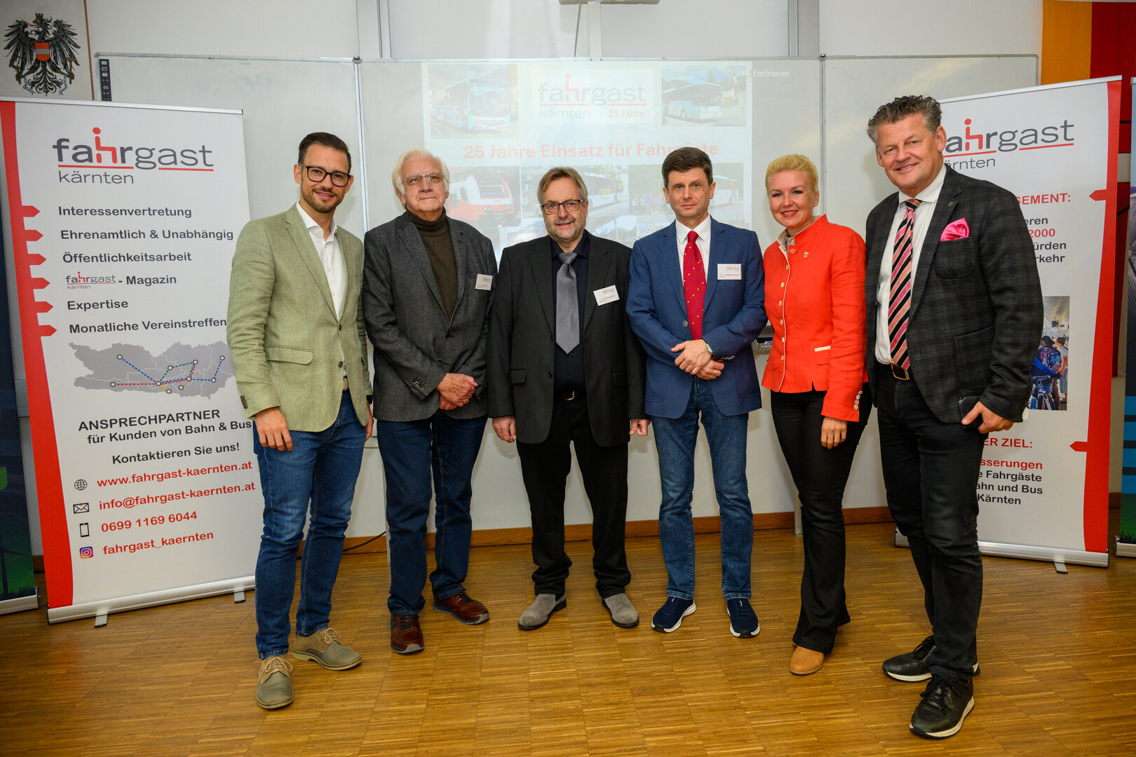 v.r.: Bürgermeister Christian Scheider mit Stadträtin Sandra Wassermann, BA, den Vorstandsmitgliedern von ´fahrgast kärnten´ Dr. Markus Lampersberger Eduard Kaltenbacher und Richard Hunacek sowie Landesverkehrsreferent Mag. Sebastian Schuschnig bei der heutigen 25-Jahr Feier in der HTL 1 Lastenstraße. Foto: StadtKommunikation / Hude