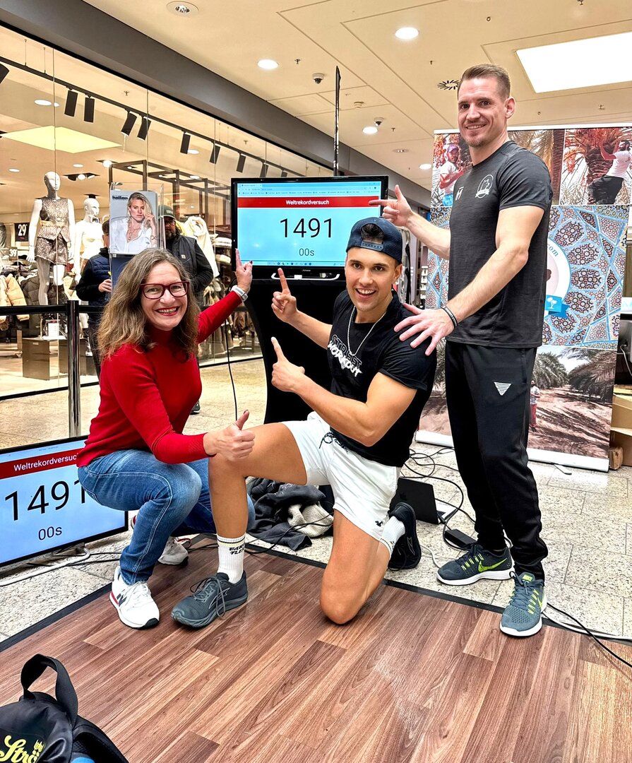 Sportstadträtin DI Constance Mochar und Marvin Schuppe gratulierten Daniel Krobath zum neuen Weltrekord von 1.491 Liegestütze auf Fäusten mit 20 Kilo Zusatzgewicht. Foto: Büro Mochar