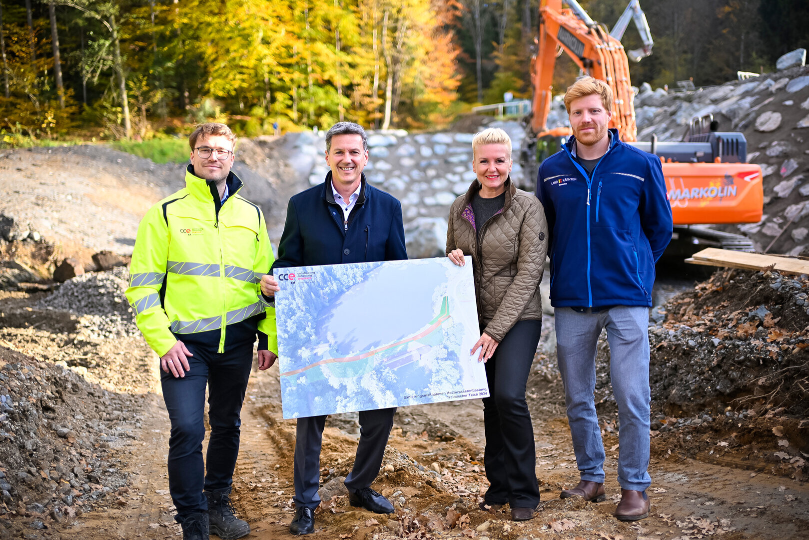 Dipl.-Ing. Mathias Cerne (CCE Ziviltechniker), Landesrat Ing. Daniel Fellner, Entsorgungsreferentin Stadträtin Sandra Wassermann, BA und DI Valentin Löcker (Projektleiter Wasserbau Kärnten) stellten das Hochwasserschutzprojekt Treimischer Teich vor Ort vor.