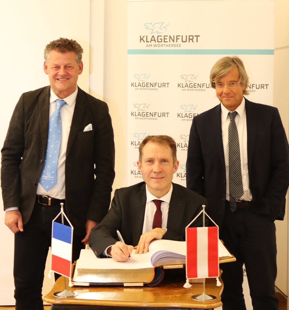 Französischer Botschafter Matthieu Peyraud und französischer Honorarkonsul Otmar Petschnig zu Besuch im Klagenfurter Rathaus bei Bürgermeister Christian Scheider. Foto: StadtKommunikation/Buchner