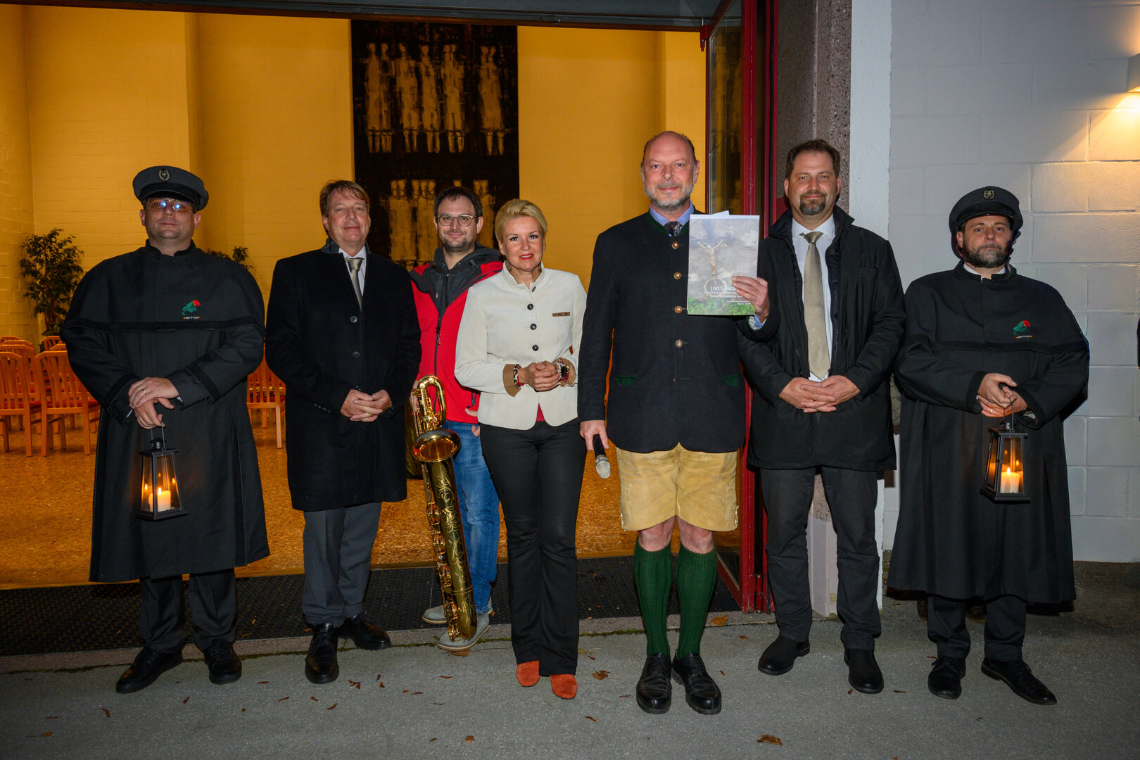 v.l.n.r. Martin Kohlberger (Bestattung Kärnten), Ingo Sternig (Bestattung Kärnten), Hans-Peter Steiner (Gustav Mahler Musikschule), Friedhofsreferentin Stadträtin Sandra Wassermann, BA, Ernst L. Bauer (Stadtführer), Roman Macher (Bestattung Kärnten) und Bernhard Stingler (Bestattung Kärnten). Foto: StadtKommunikation/Hude