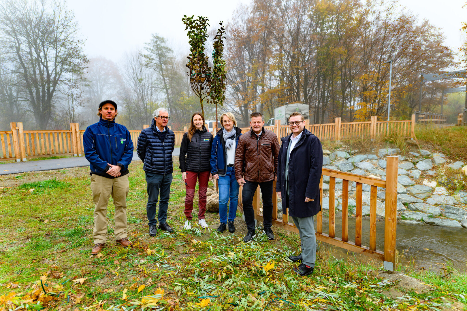 Obmann des Wasserverbandes Glan Bürgermeister Christian Scheider und Stadtgartenreferent Stadtrat Julian Geier gemeinsam mit DI Erich Eibensteiner (ZT für Kulturtechnik und Wasserwirtschaft), DI Marina Ortner (Umweltbüro Klagenfurt), Mag. Elisabeth Kos (Stadtgartenamt) und einem Mitarbeiter der Abteilung Stadtgarten bei der neuen Fischaufstiegshilfe an der Glan. Foto: StadtKommunikation/Hude