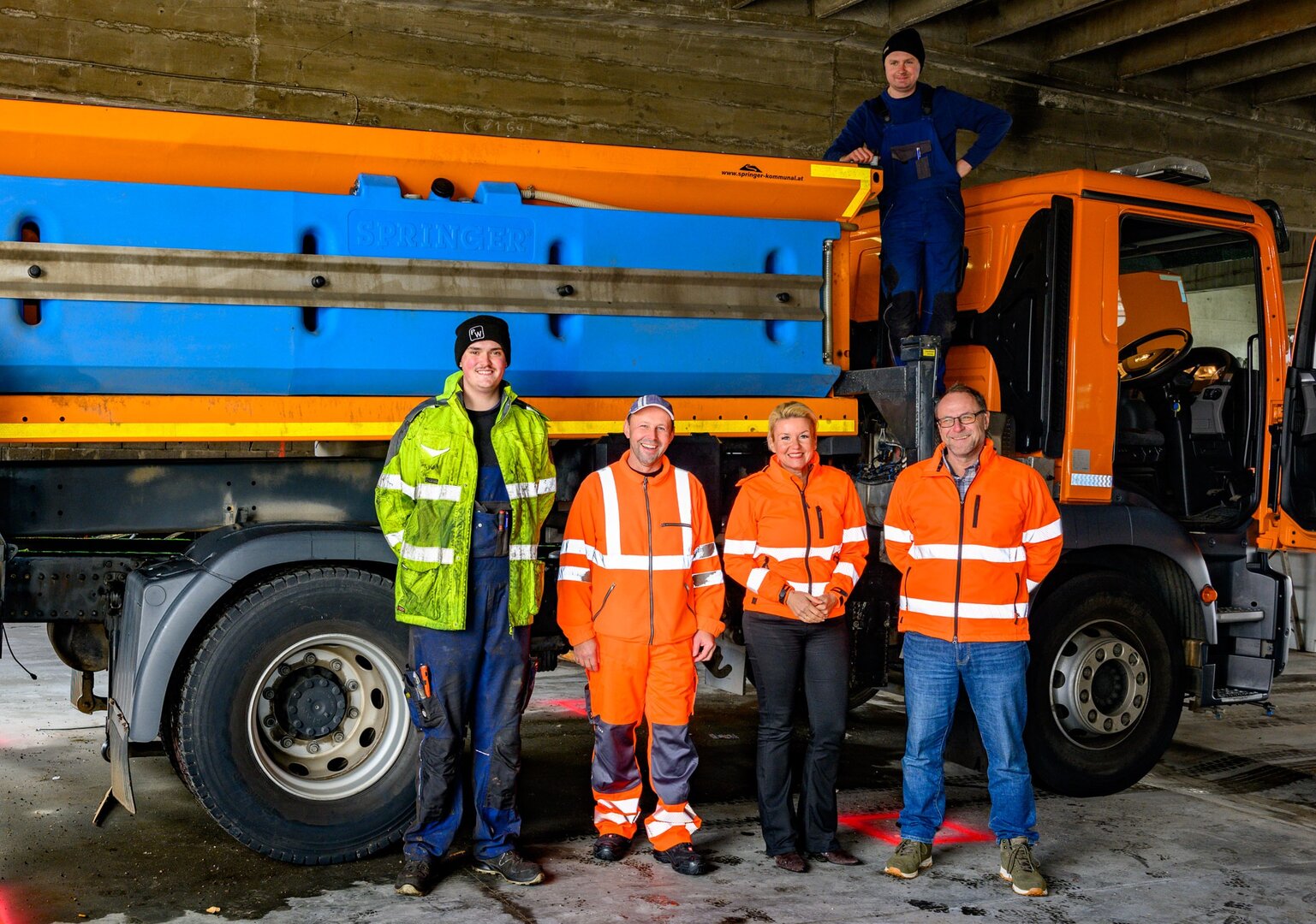 Straßenbaureferentin Stadträtin Sandra Wassermann, BA gemeinsam mit Mitarbeitern des Winterdienstes bei der Instandsetzung des LKW für den Winterbetrieb. Foto: StadtKommunikation/Hude