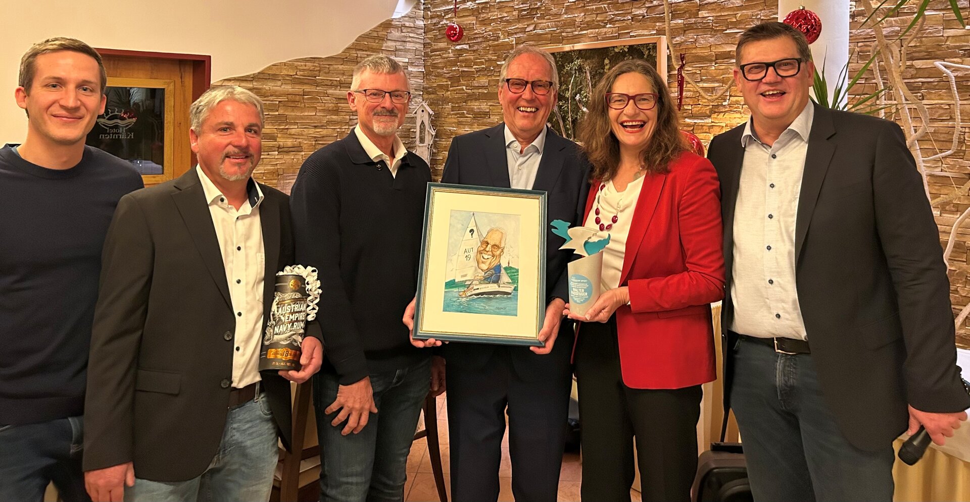 v.l. Martin Dittrich, Rudolf Köller, Andreas Oehlwein (Crew), Walter Passegger sowie Stadträtin DI Constance Mochar mit Obmann Martin Kropfitsch bei der gestrigen Sportlerehrung des Kärntner Yacht Club Klagenfurt. Foto: Büro Mochar
