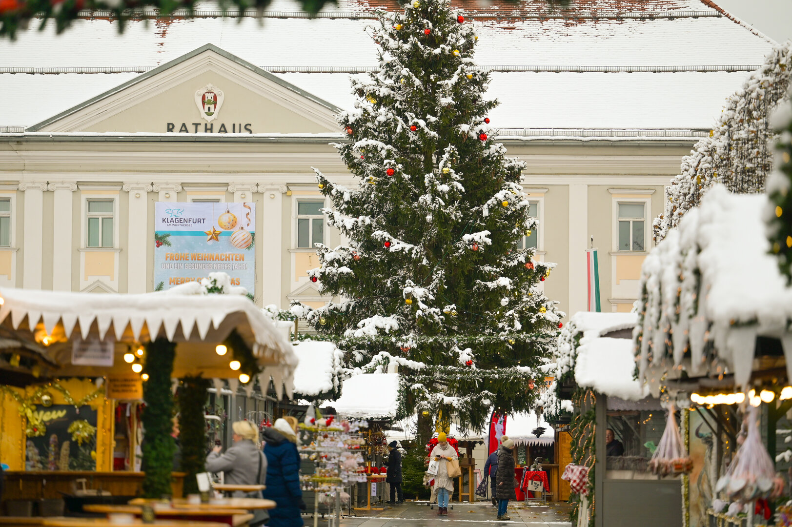 Der Christkindlmarkt auf dem Neuen Platz hat bis 24. Dezember geöffnet. Foto: SK/Hronek