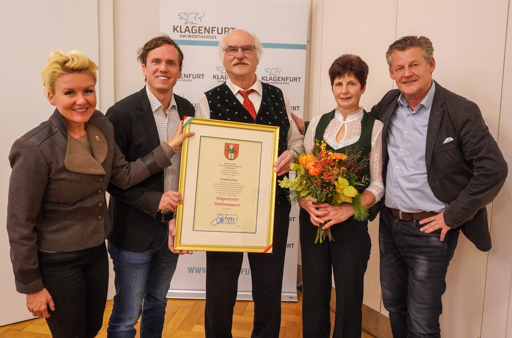 Bürgermeister Christian Scheider verlieh gemeinsam mit Vizebürgermeister Ronald Rabitsch und Stadträtin Sandra Wassermann, BA Helga und Josef Preduschnigg das Stadtwappen der Landeshauptstadt. Foto: StadtKommunikation/Zechner