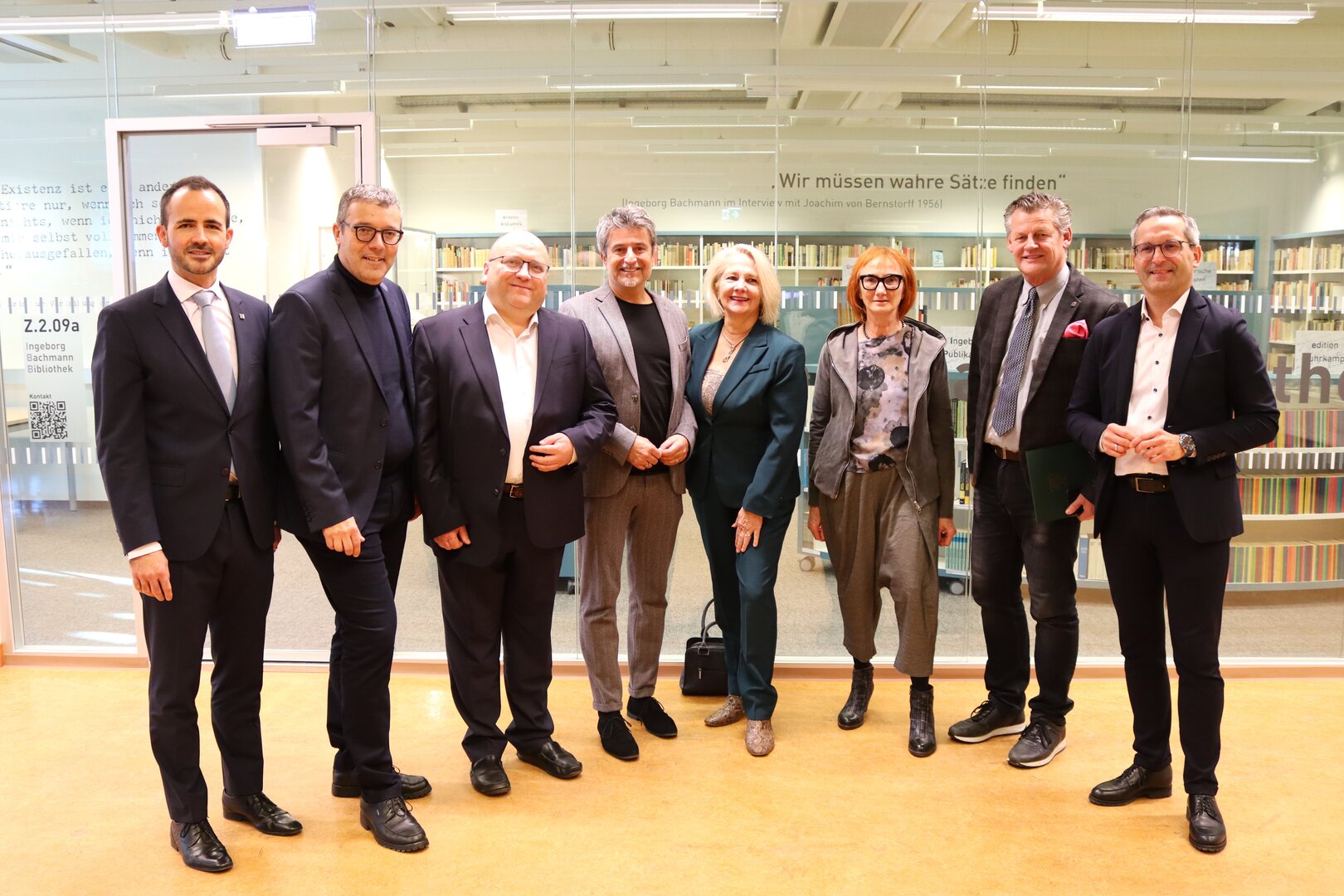 v.l.n.r. Vizerektor für Forschung & Internationales Dr. Jan Steinbrener, Gemeinderat Manfred Jantscher, Dr. Alexander Gerdanovits (Leiter Abteilung Kultur), Abgeordneter zum Kärntner Landtag Stefan Sandrieser, Rektorin Dr.in Ada Pellert, Bibliotheksdirektorin Mag.a Lydia Zellacher, Bürgermeister Christian Scheider und Kulturreferent Stadtrat Mag. Franz Petritz besuchten die Eröffnungsfeier der Ingeborg-Bachmann-Bibliothek in der Alpen-Adria-Universität Klagenfurt. Foto: StadtKommunikation / Buchner