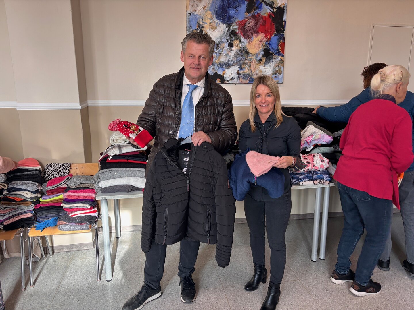 Bildtext: Bürgermeister Christian Scheider und Annemarie Gruber bei der Kleideraktion in der Volksküche. Foto: Büro Bürgermeister
