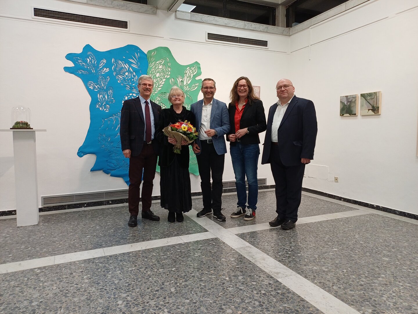 Bildtext: v.l.n.r. Vorstand der BV Präsident Dr. Peter Türk und Vizepräsidentin Margaretha Maria Bauer, Kulturreferent Mag. Franz Petritz mit Stadträtin DI Constance Mochar und Mag.phil. Alexander Gerdanovits (Leiter der Abteilung Kultur) bei der Vernissage in der Alpen Adria Galerie. Foto: Büro Petritz 