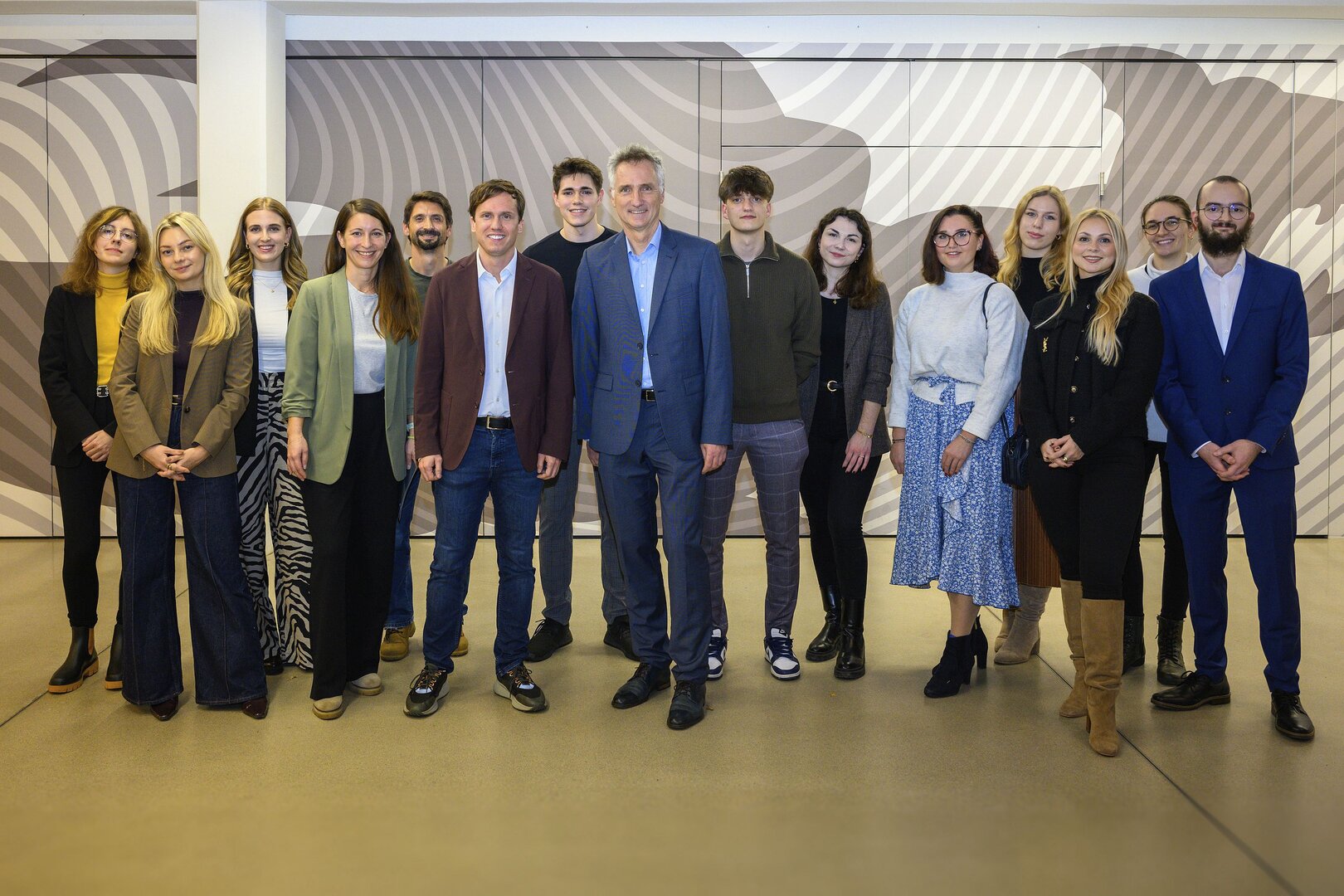 Die Stipendiaten des Klagenfurt-Stipendiums vernetzten sich mit den fördernden Firmenvertretern und Bildungsreferent Vizebürgermeister Ronald Rabitsch im Zuge der Auftaktveranstaltung in der Alpen-Adria-Universität. Foto: StadtKommunikation / Hude