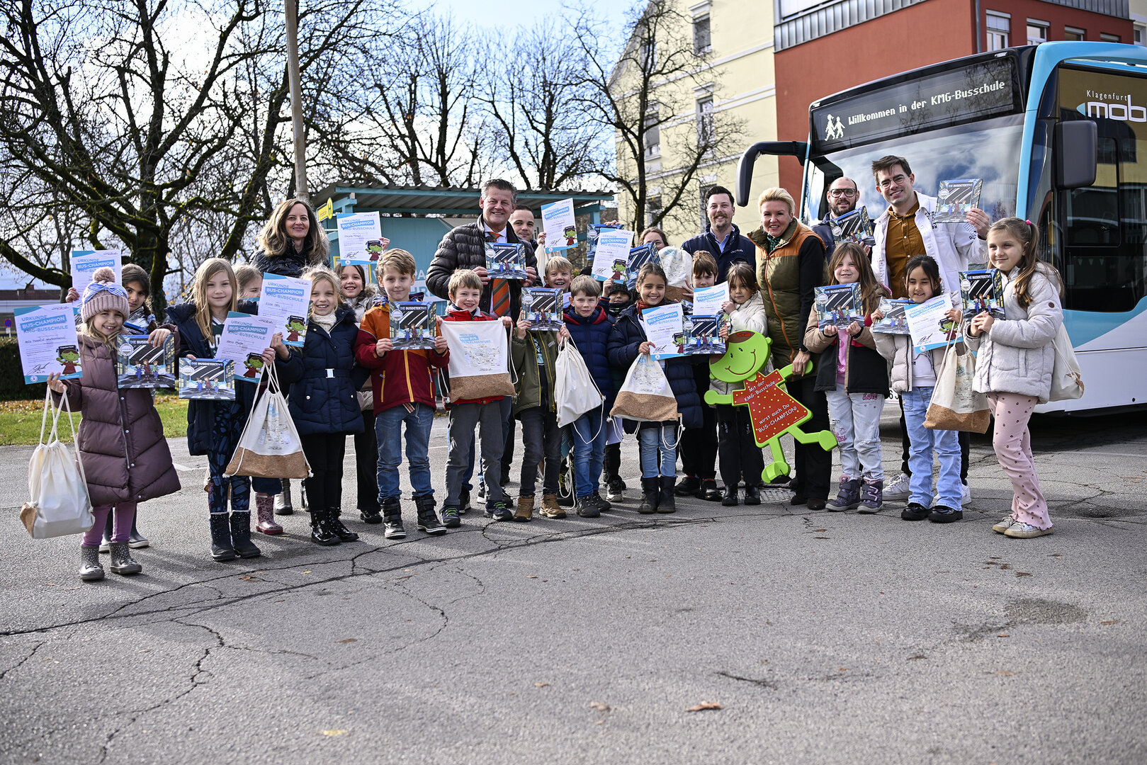 Bürgermeister Christian Scheider mit Mobilitätsstadträtin Sandra Wassermann, BA und den Schülerinnen und Schülern der VS Kreuzbergl bei der Busschule. Foto: STW / Helge Bauer