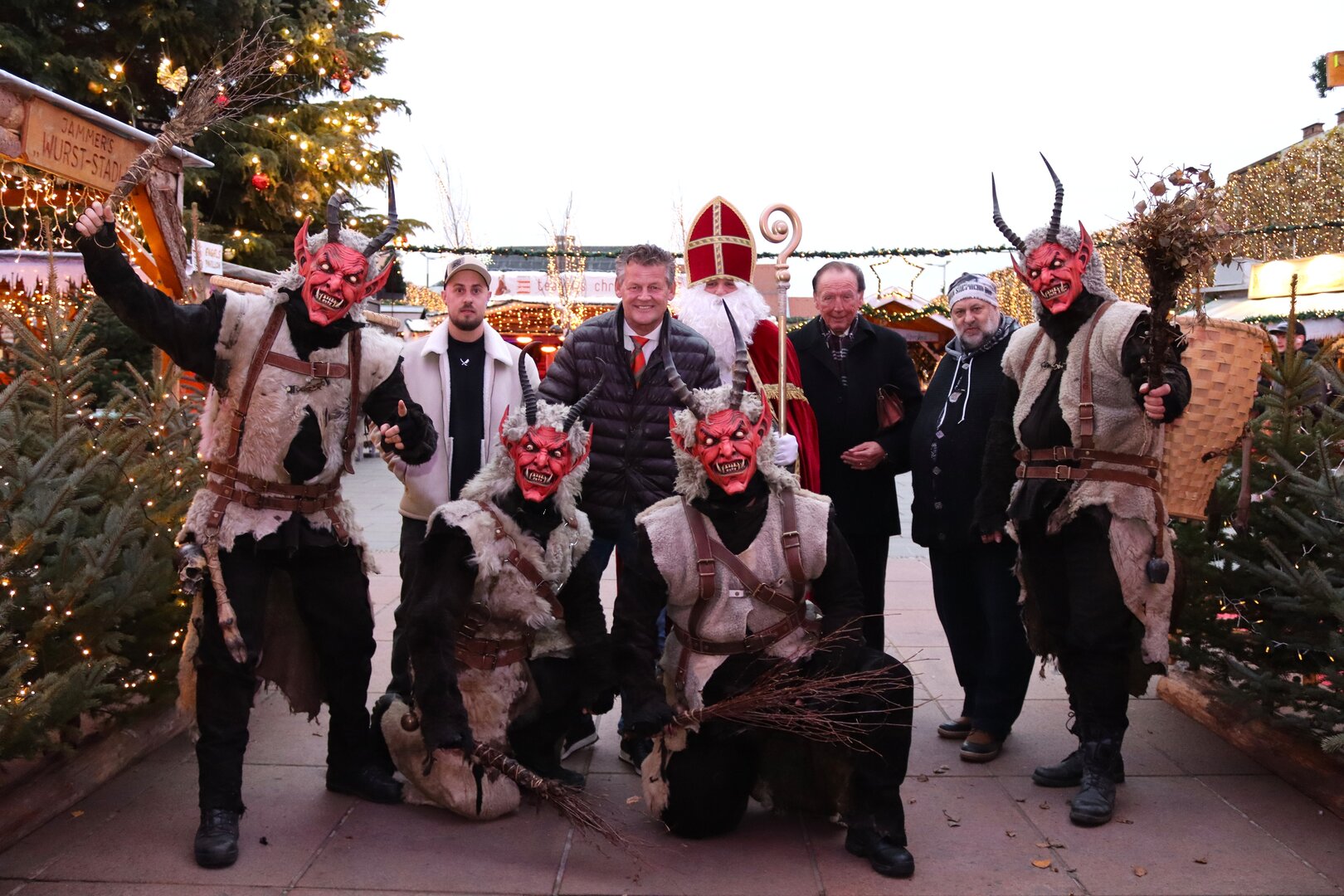 Bürgermeister Christian Scheider und Organisator Josef Pickl-Hafner sowie Direktor des Kärntner Brauchtumsverbandes Gerhard Winkler laden zum Klagenfurter Krampusumzug ein. Foto: StadtKommunikation / Buchner