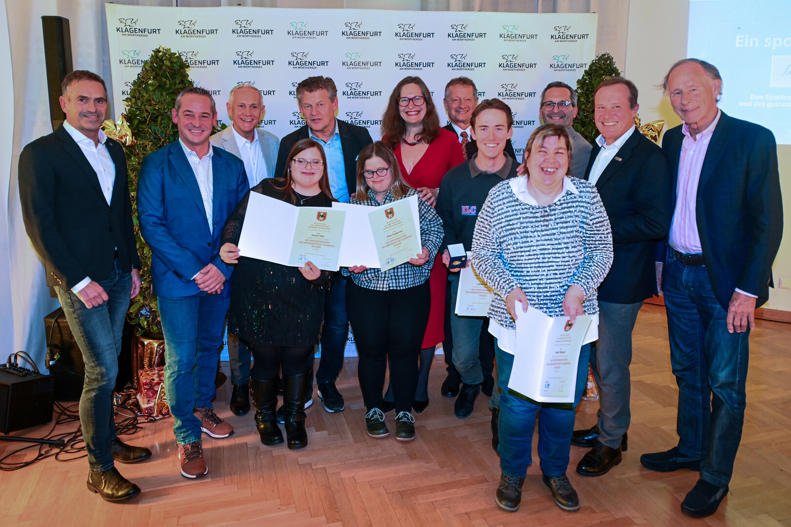 Vertreterinnen und Vertreter der Stadtpolitik würdigten die Klagenfurter Sportfamilie im Zuge der Sportehrenzeichenverleihung 2025 im Stadthaus. Foto: Florian Pessentheiner 