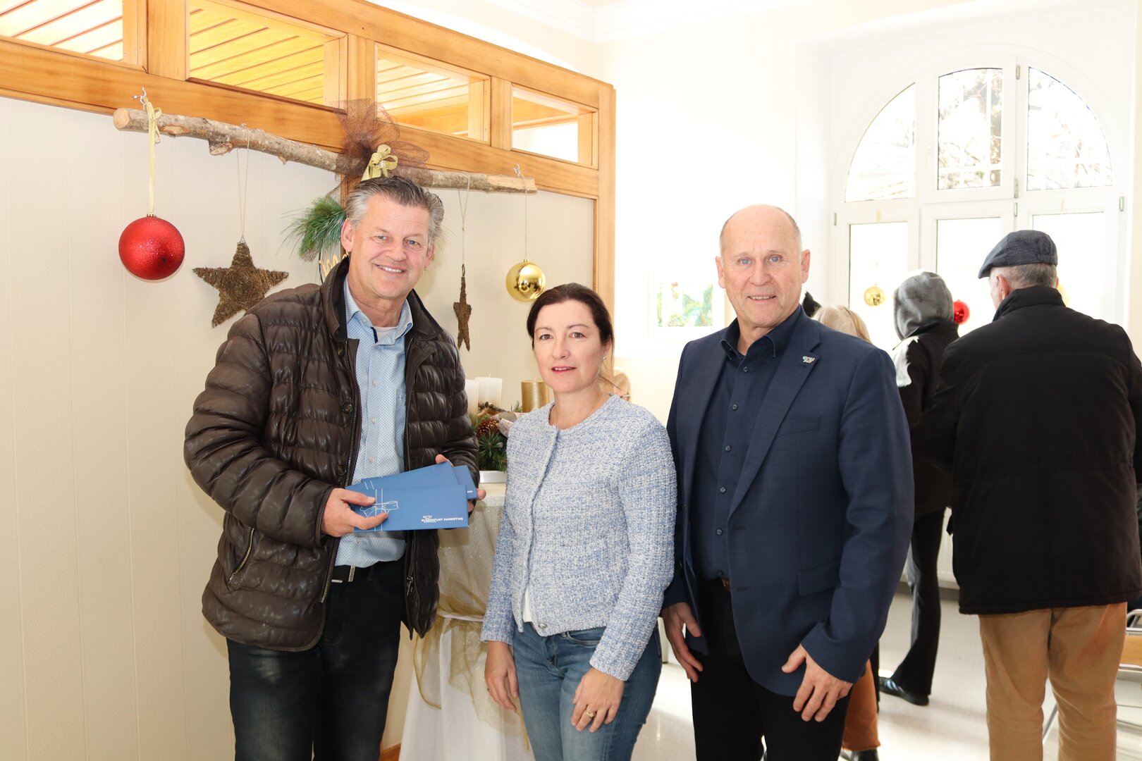 Sozialreferent Bürgermeister Christian Scheider (links im Bild), Joachim Katzenberger, MA (Leiter der Abteilung Soziales, rechts im Bild) und Abteilungsleiterstellvertreterin Nadja Reiter, BA, MSc (in der Mitte) beim offiziellen Start der Hilfsaktion „Soziales Christkind“ in der Volksküche. Foto: StadtKommunikation / Buchner