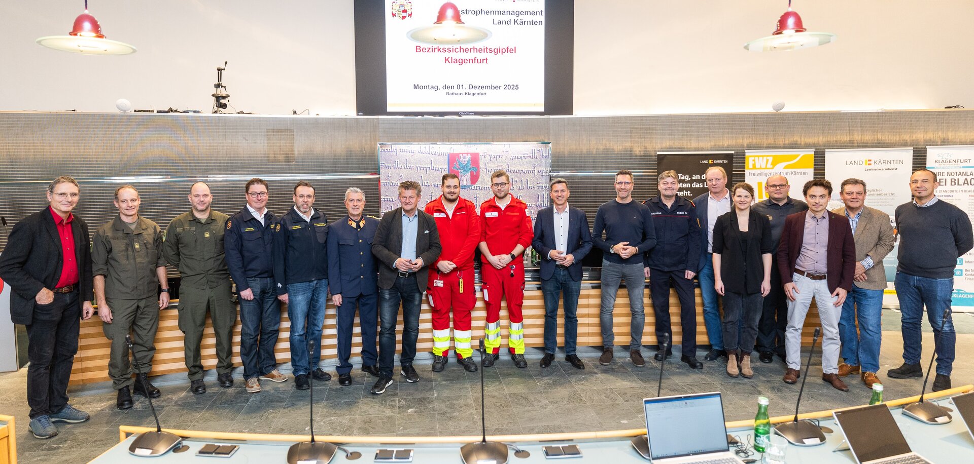 Beim gestrigen Bezirkssicherheitsgipfel waren auf Einladung von Landesrat Ing. Daniel Fellner und Bürgermeister Christian Scheider Mitarbeiter der Magistrate Klagenfurt und Villach, des Landes Kärnten sowie der Einsatzorganisationen anwesend. Foto: StadtKommunikation/Zangerle