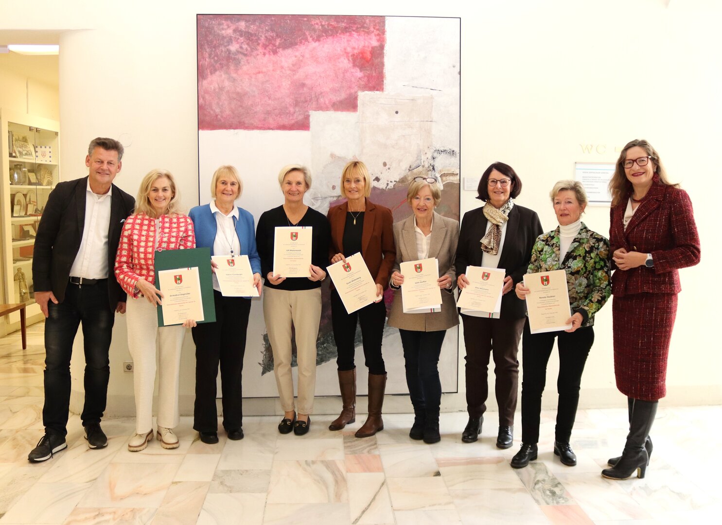 Bürgermeister Christian Scheider und Sportreferentin Stadträtin DI Constance Mochar verliehen die Dank- und Anerkennungsurkunde an Mannschaftsführerin DI Heidrun Stegmüller und gratulierten den Tennisdamen zum Titel „Österreichischer Mannschaftsmeister“ in den Altersgruppen 55+ und 60+. Foto: StadtKommunikation / Buchner