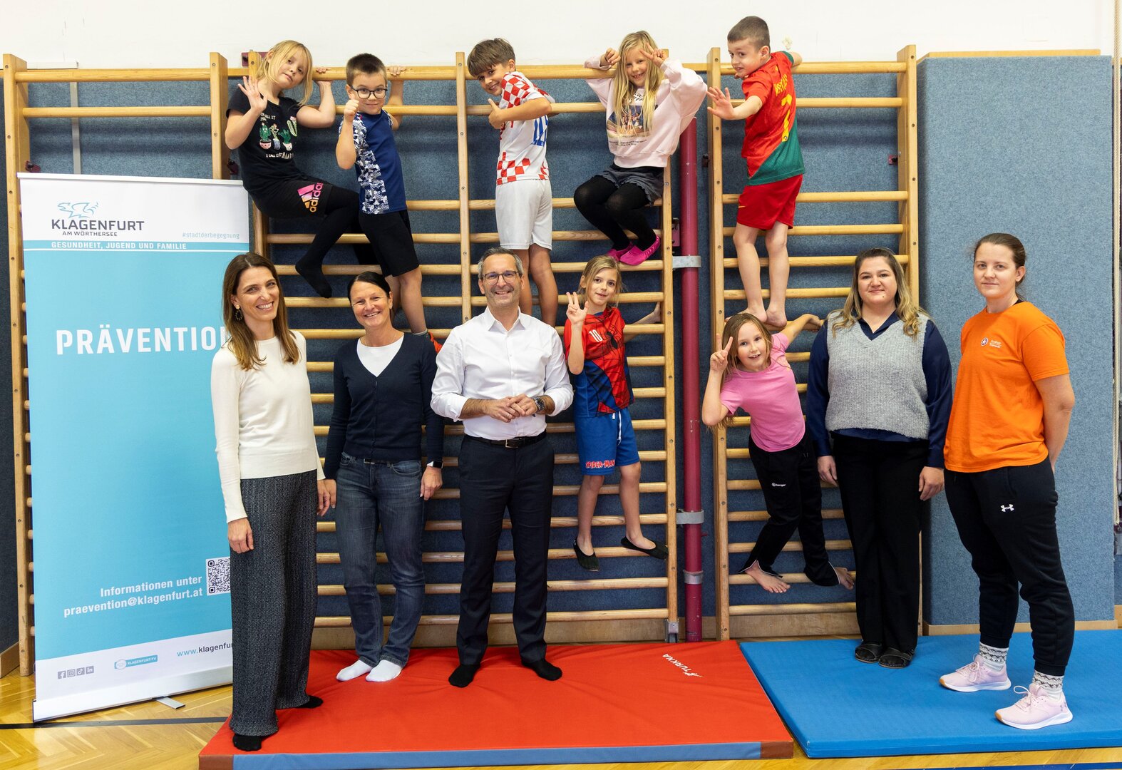 Gesundheitsstadtrat Mag. Franz Petritz besuchte im Zuge des Projekts „unterHALTUNGSturnen“ die Kinder der VS 14. Foto: StadtKommunikation/Just