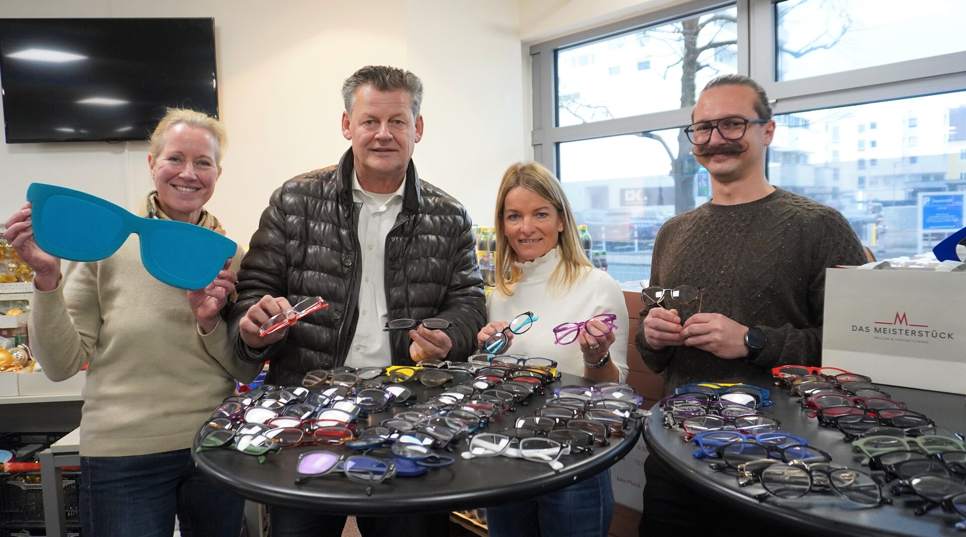 Sozialreferent Bürgermeister Christian Scheider gemeinsam mit Mag. Theres Leber, Annemarie Gruber (Fundamt Klagenfurt) und dem Mitarbeiter Valentin vom Optiker „Das Meisterstück“ bei der SoMa-Brillenaktion. Foto: StadtKommunikation/Zechner