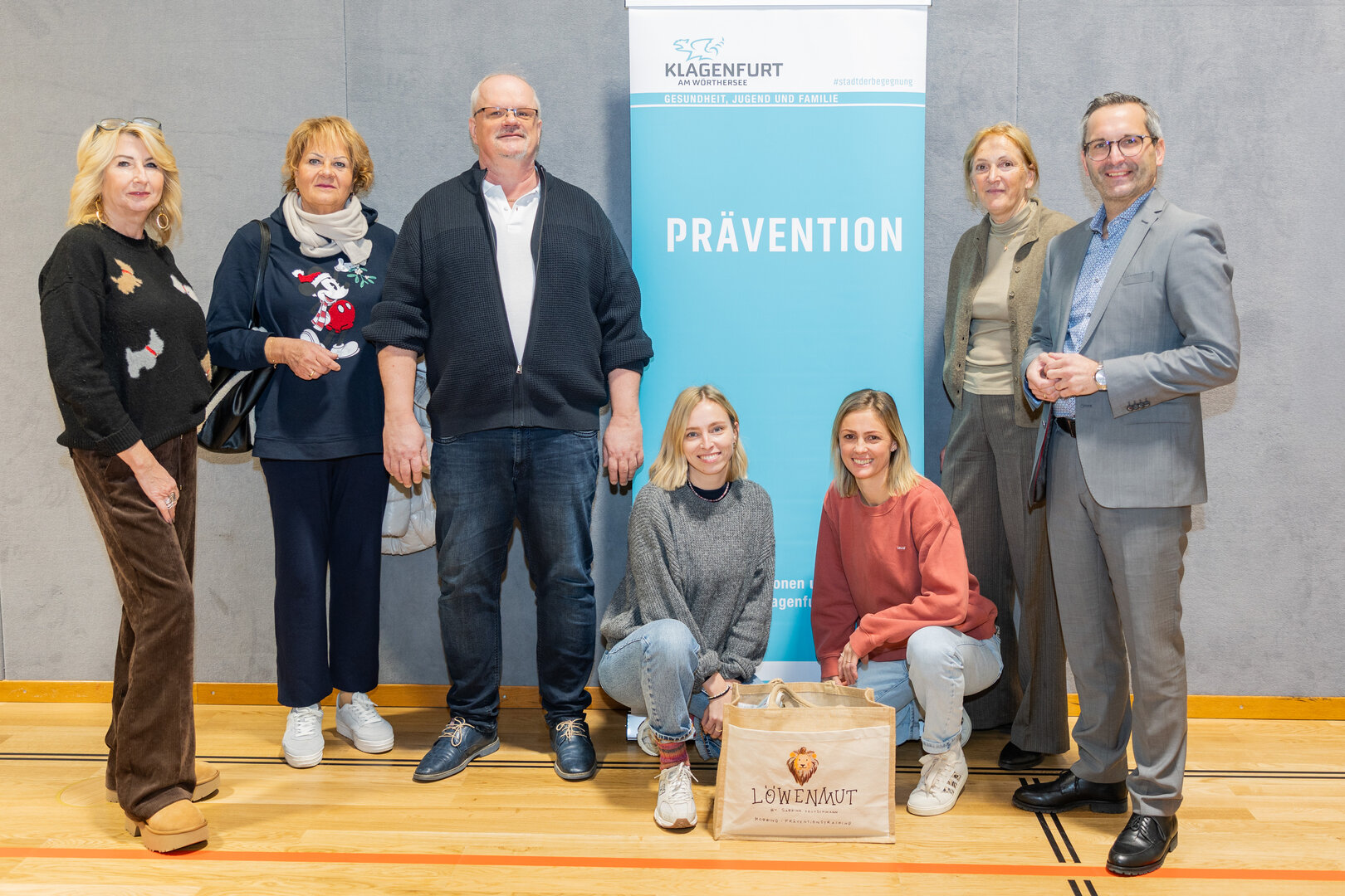 .: Die Lehrerinnen Karin Herbst, Susanne Grabner, Schuldirektor Christian Türk, Sabrina Finschger und Johanna Wille von „Löwenmut“ mit Stadtrat Mag. Franz Petritz und Stadtphysika Dr. Birgit Trattler beim Präventionsworkshop zum Thema Mobbing und Resilienz. Foto: SK/Zangerle