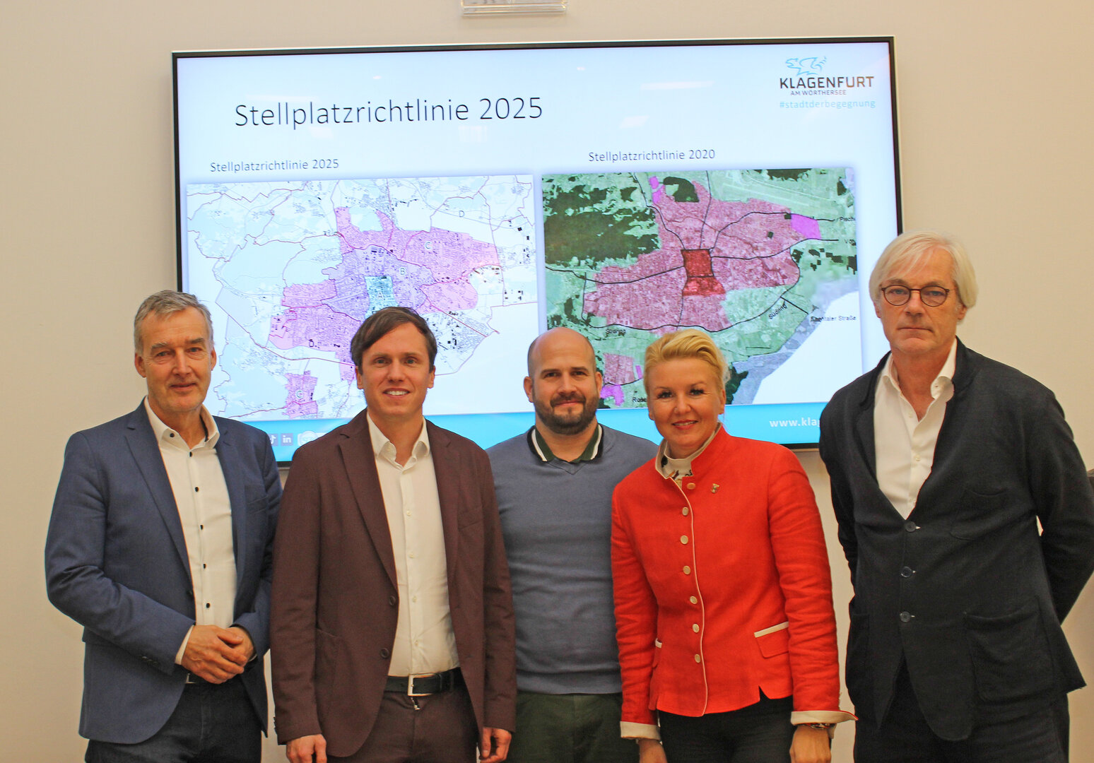 v.l.: Dr. Wolfgang Hafner (Leiter Abt. Klima und Umweltschutz), Vizebürgermeister Ronald Rabitsch, DI Daniel Sebö (Leiter Abt. Straßenbau und Verkehr), Stadträtin Sandra Wassermann, BA und DI Georg Wald (stellvertretender Leiter der Abt. Stadtplanung) präsentieren Details zur neuen Stellplatzrichtlinie 2025.  Foto: SK/Tilli