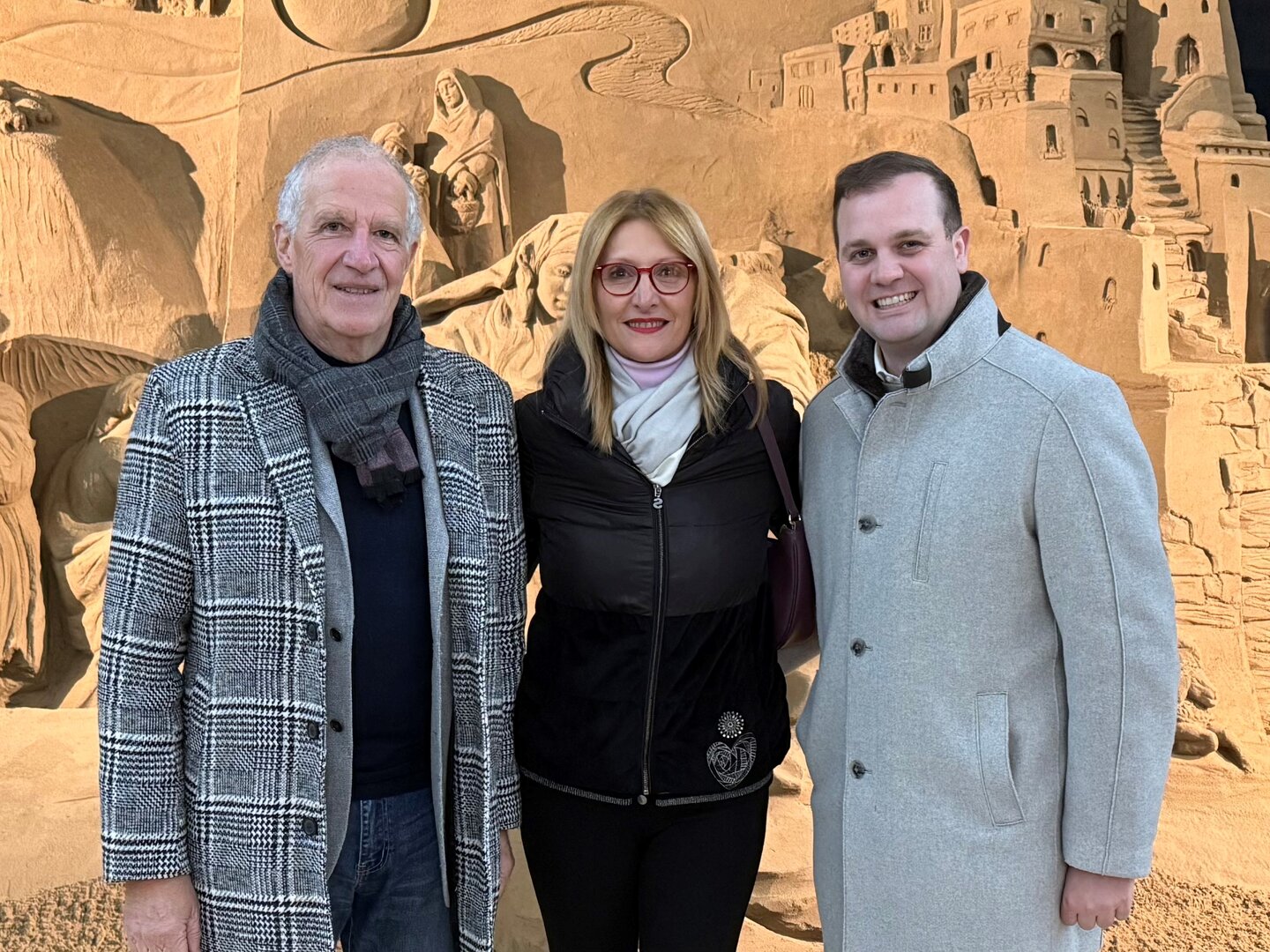 Lignanos Bürgermeisterin Laura Giorgi und Tourismusstadtrat Massimo Brini begrüßten Vizebürgermeister Patrick Jonke beim Christkindlmarkt „Natale d’A…Mare“.