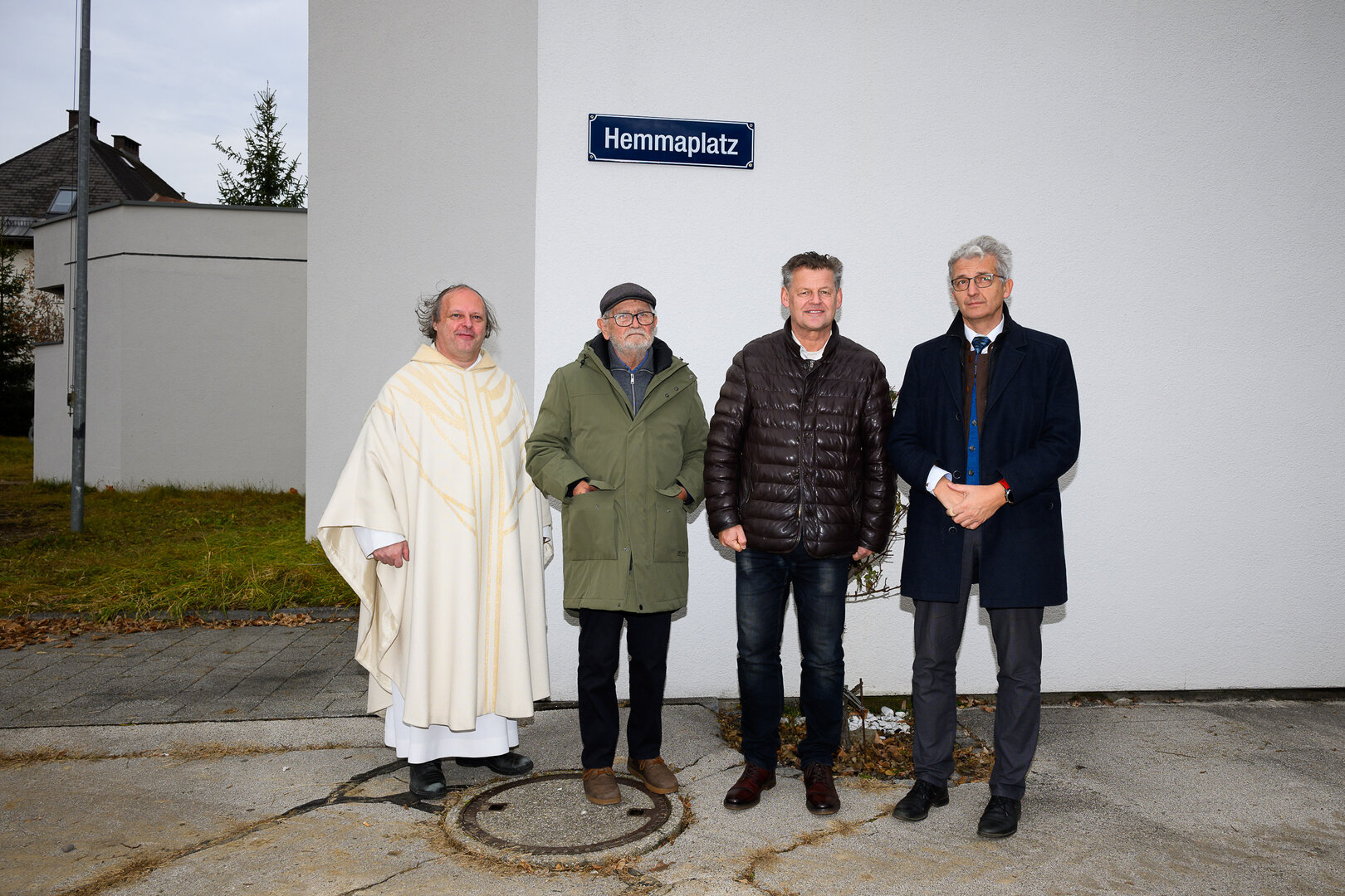 Provisor Kons. Rat Mag. Gerhard Simonitti, Meinhard Sajovitz, Bürgermeister Christian Scheider und MMag. Dietmar Wuksch vor der neu angebrachten Tafel Hemmaplatz 1.