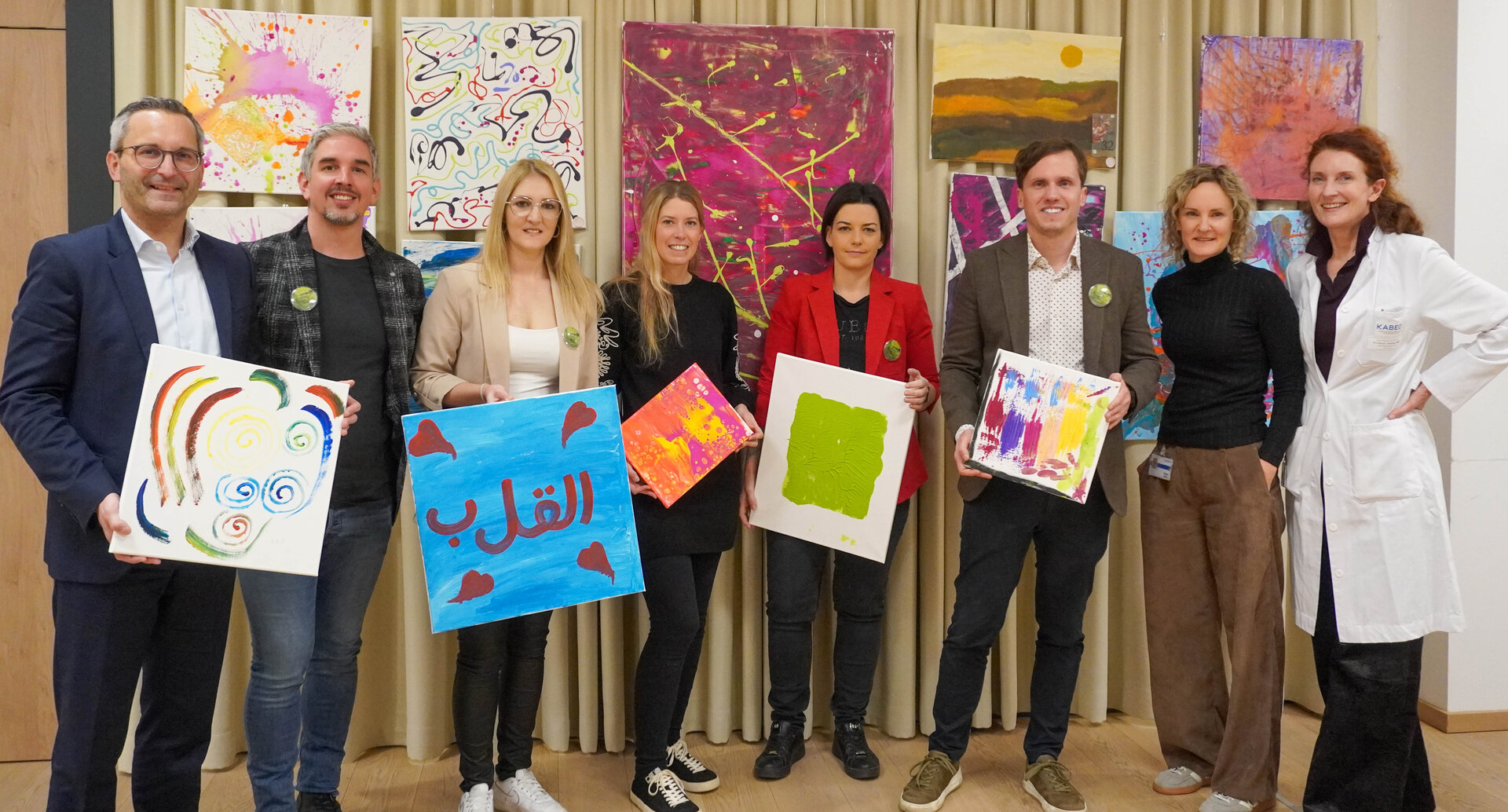 Kulturreferent Stadtrat Mag. Franz Petritz und Vizebürgermeister Ronald Rabitsch besuchten die Charity-Vernissage im Klinikum Klagenfurt. Foto: StadtKommunikation/Zechner