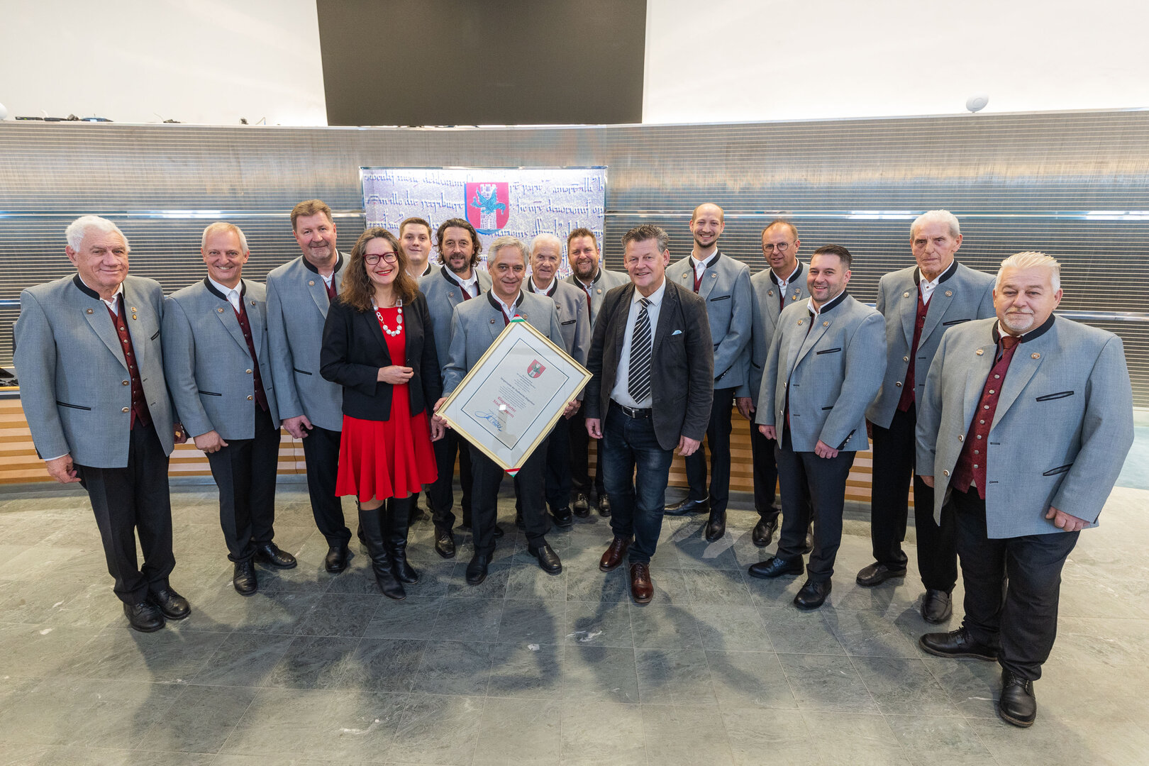 Die Sängerrunde der Stadtwerke Klagenfurt wurde mit dem Stadtwappen geehrt. Foto: SK/Zangerle
