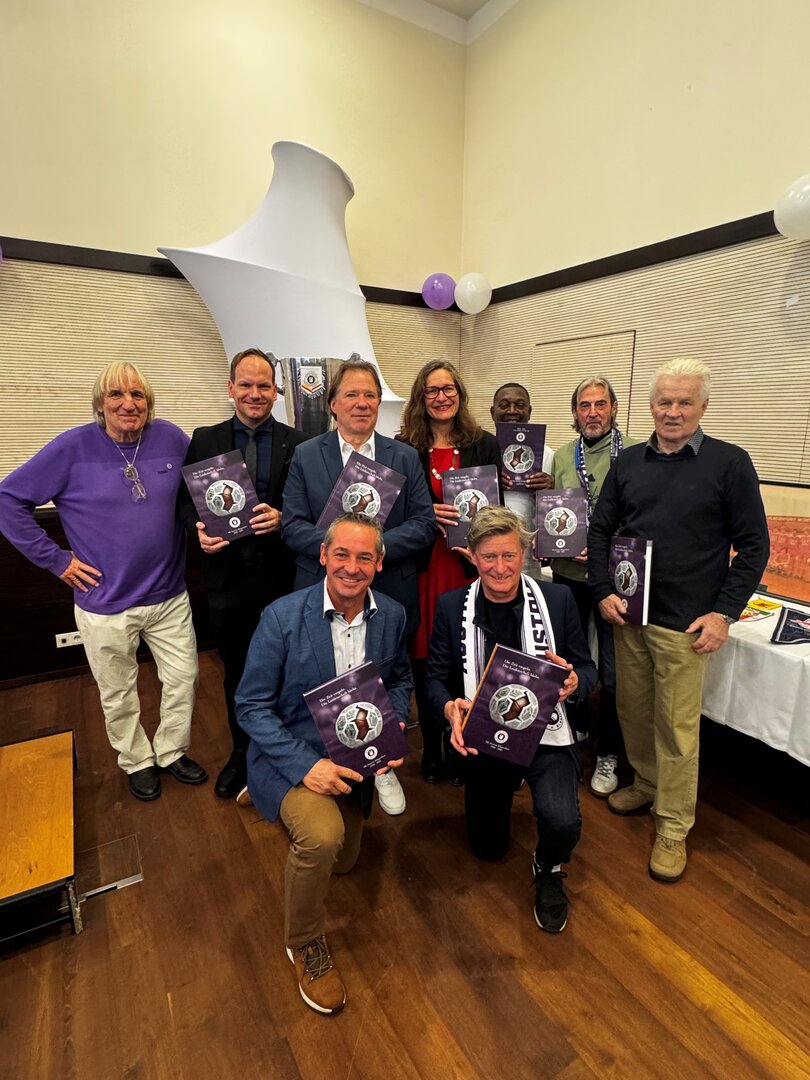 Sportstadträtin DI Constance Mochar mit Autor Christian Rosenzopf, GR Dieter Schmied, Landessportdirektor Mag. Arno Arthofer und einigen Austria Klagenfurt Legenden bei der offiziellen Buchpräsentation. Foto: Büro Mochar