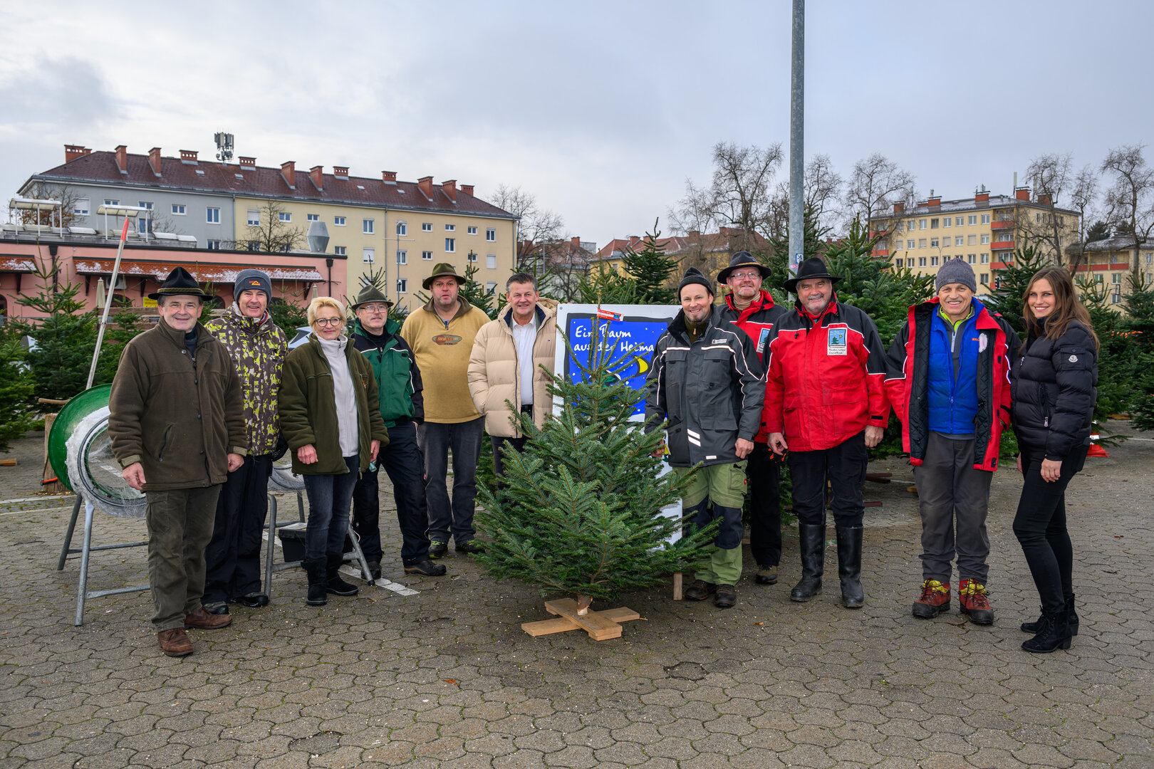 Die Kärntner Christbaumbauern mit Marktreferent Bürgermeister Christian Scheider und Marktkoordinatorin Martina Derhaschnig auf dem Klagenfurter Christbaummarkt.  Foto: SK/ Thomas Hude