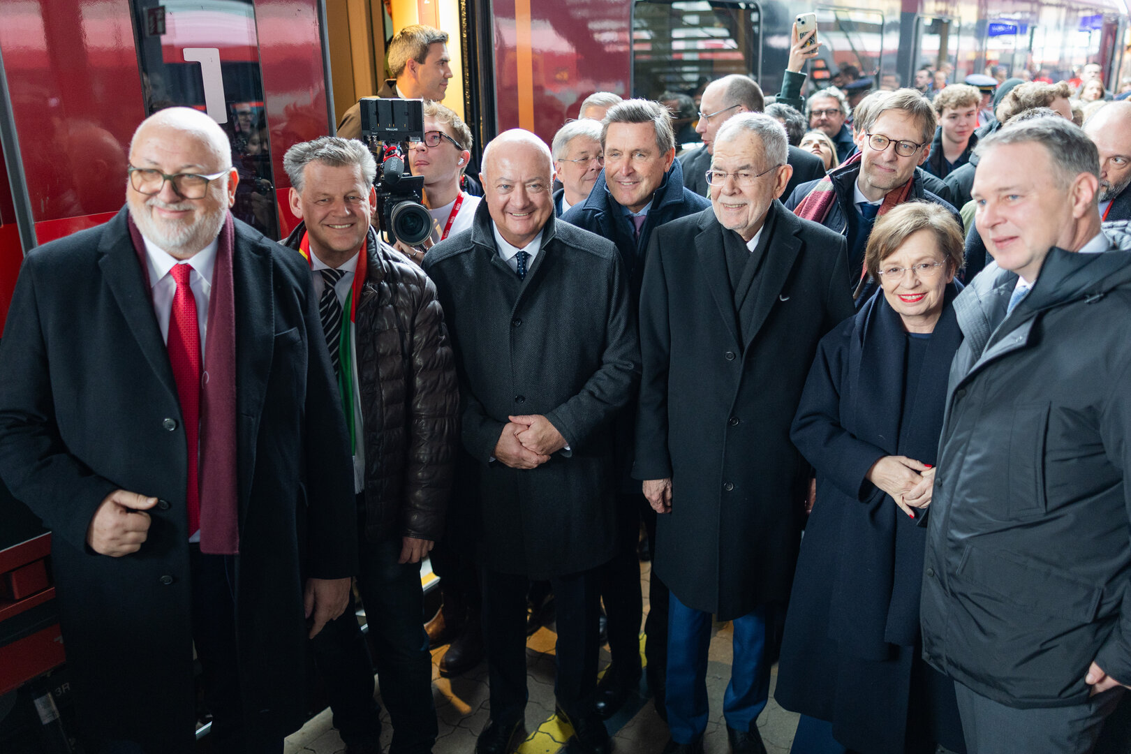 Ing. Mag.(FH) Andreas Matthä (Vorstandsvorsitzender der ÖBB Holding AG), Bürgermeister Christian Scheider und hochkarätige politische Vertreter der Bundes- und Landesregierung waren am Freitagvormittag bei der Eröffnungsfeier der Koralmbahn dabei. Foto: StadtKommunikation / Zangerle