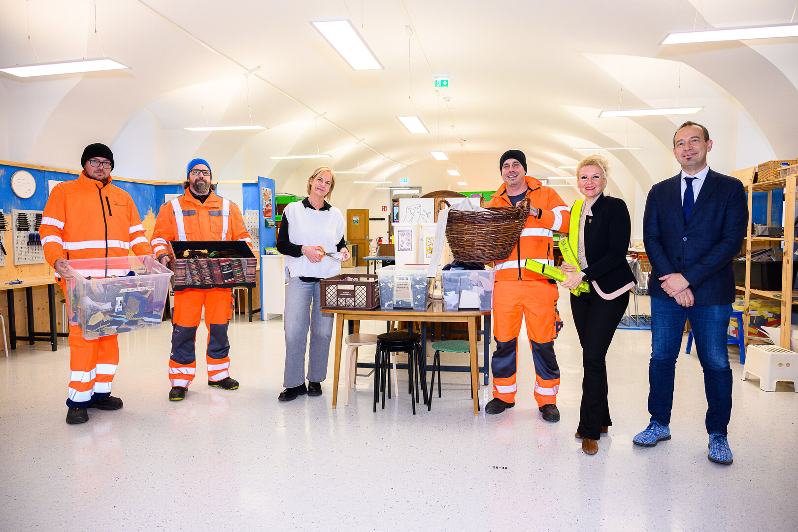Kunst oder „MIST?!“ - interaktive Mitmach-Ausstellung in der Stadtgalerie eröffnet Entsorgungsreferentin Stadträtin Sandra Wassermann, BA, Entsorgungs-Abteilungsleiter Ing. Gernot Bogensberger und Abfallberaterin Astrid Albrecht laden in die interaktive Müllausstellung ein.