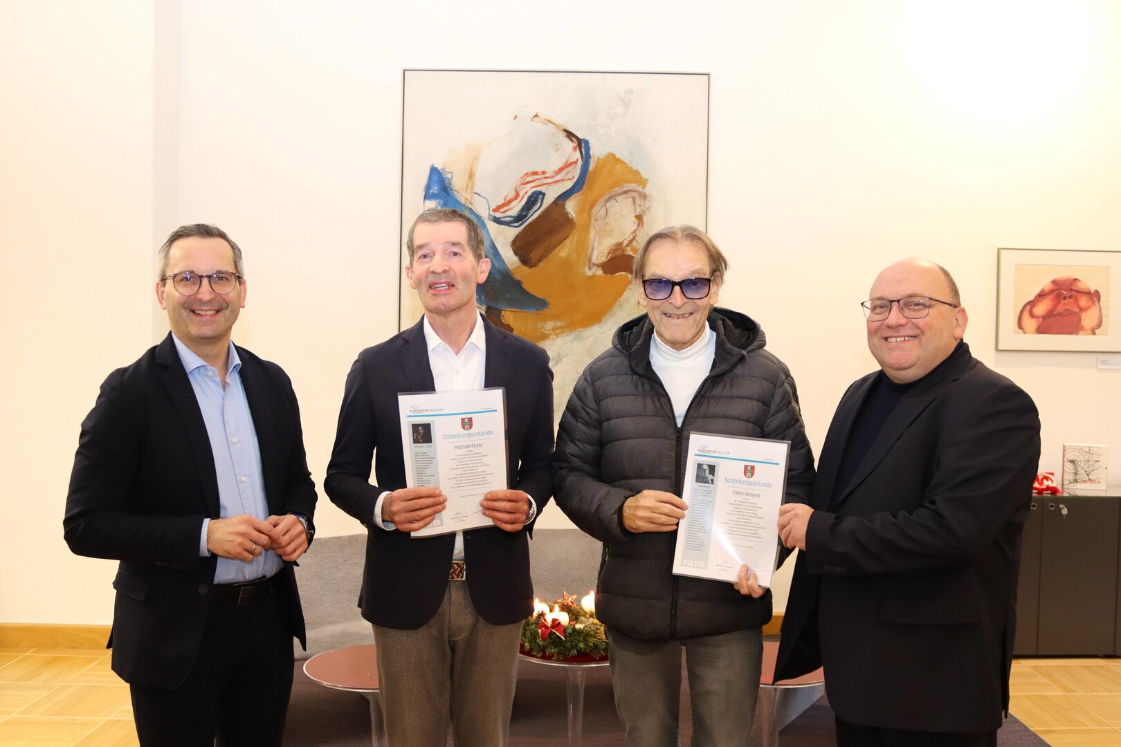 Kulturreferent Stadtrat Mag. Franz Petritz (links) und Leiter der Abteilung Kultur Mag. Alexander Gerdanovits (rechts) freuen sich über die Schenkung zweier Kunstwerke der beiden Künstler Edwin Wiegele und Michael Seyer an die Stadtgalerie Klagenfurt. Foto: StadtKommunikation / Buchner