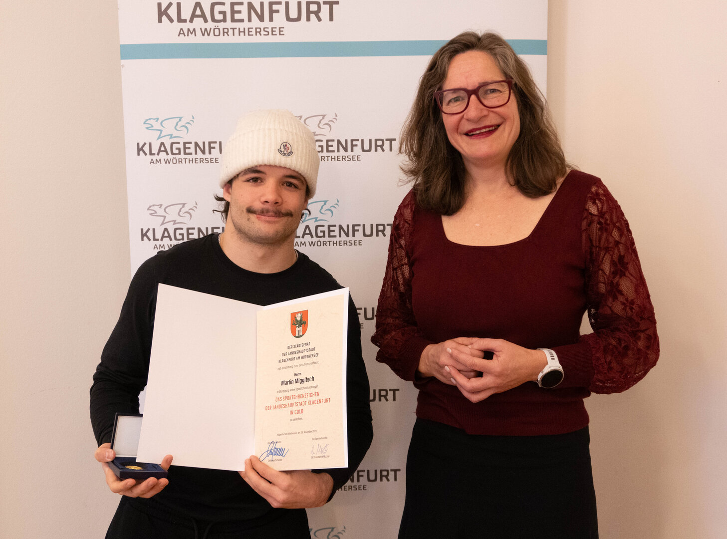 Sportstadträtin DI Constance Mochar gratulierte Martin Miggitsch zu seinen Erfolgen und verlieh ihm das Sportehrenzeichen der Landeshauptstadt in Gold. Foto: StadtKommunikation/Zechner