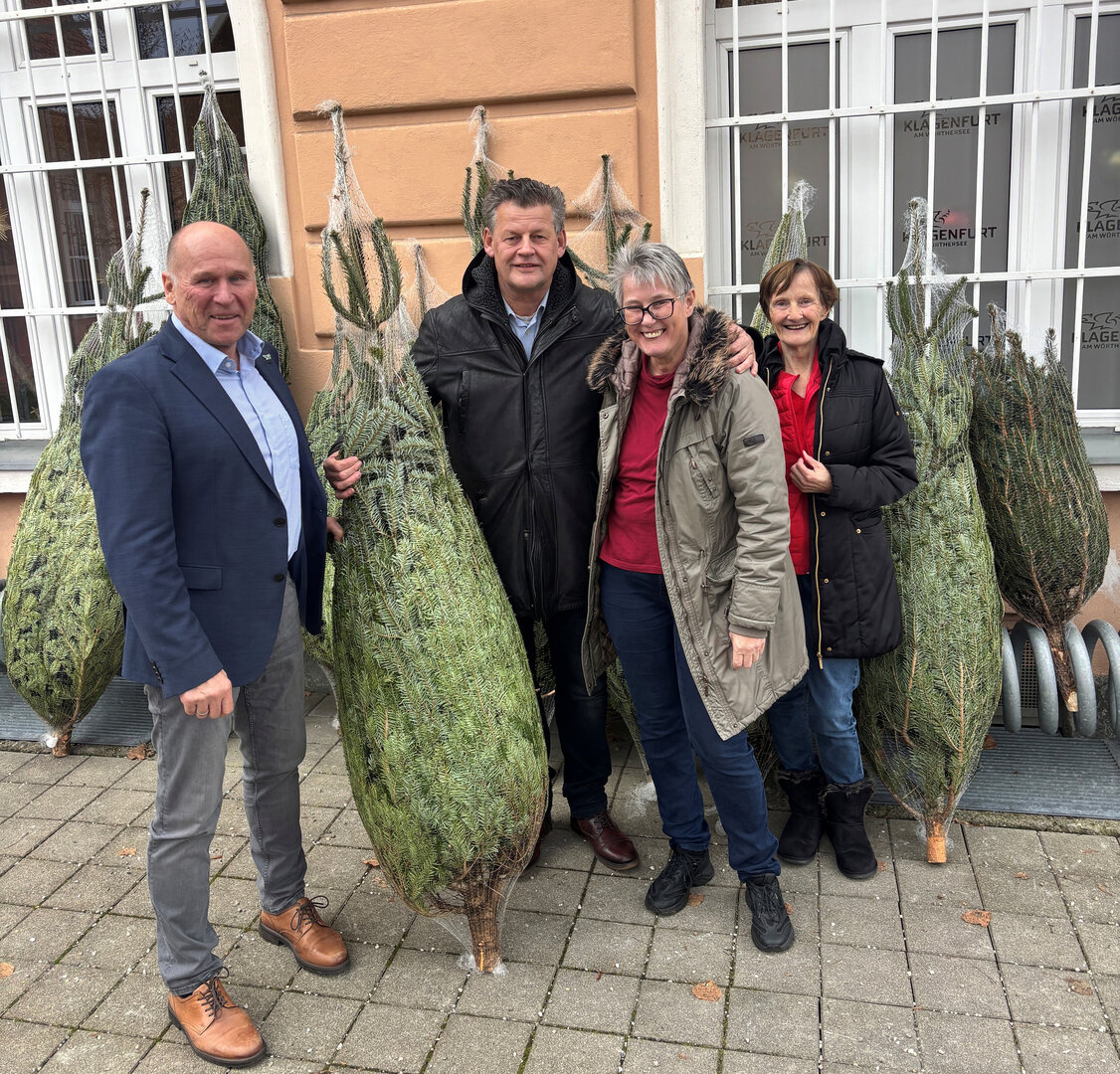 Sozialreferent Bürgermeister Christian Scheider mit Joachim Katzenberger (Leiter der Abt. Soziales) bei der heurigen Christbaumaktion. Foto: Büro Bgm.
