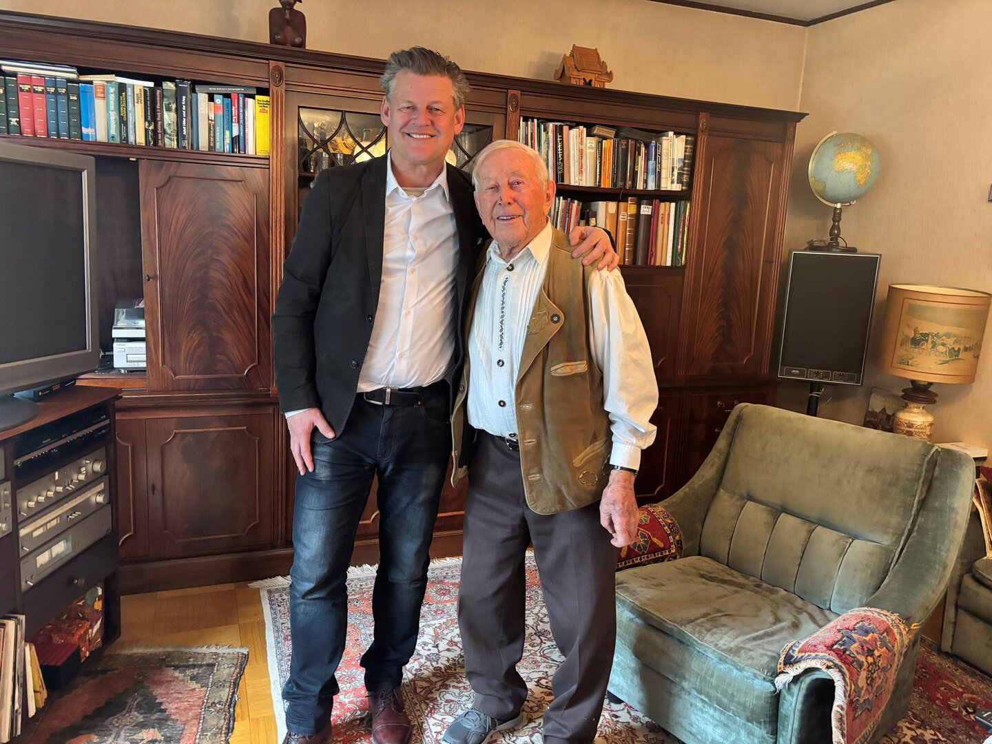 Bürgermeister Christian Scheider überbrachte dem Jubilar David Werdinig persönliche Geburtstagsglückwünsche. Foto: Büro Bürgermeister