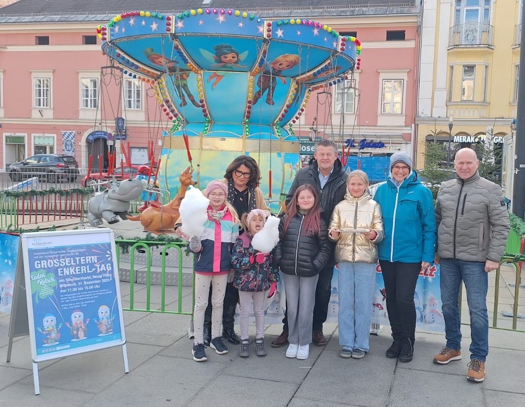 V.l.n.r. Mag.a Elisabeth Scheucher-Pichler, Bürgermeister Christian Scheider, Mag.a Karin Ertl (Leiterin des Seniorenbüros) und Joachim Katzenberger, MA (Leiter der Abteilung Soziales) beim Großeltern-Enkerl-Tag am Silvestermarkt am Neuen Platz. Foto: Büro Bürgermeister