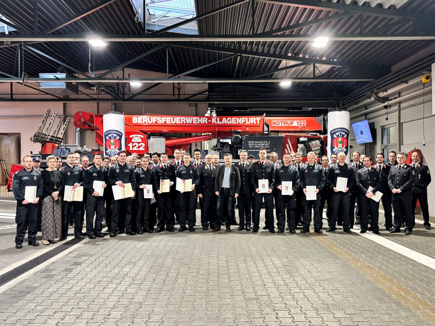 Feuerwehrreferent Bürgermeister Christian Scheider verlieh an Kameraden der Berufsfeuerwehr Klagenfurt für ihre verdienstvollen Tätigkeiten im Feuerwehrdienst Ehrenzeichen in Silber sowie in Gold. Foto: Büro Bürgermeister