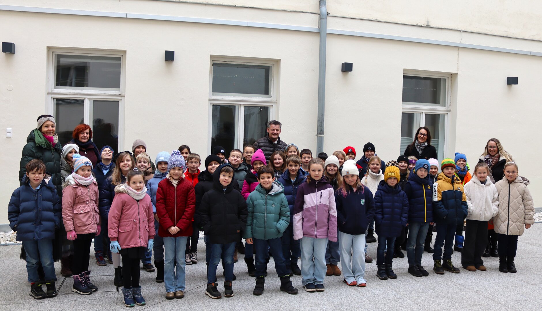 Die Schülerinnen und Schüler der 3a und 3b der Volksschule Ursulinen trugen mit ihren Lehrerinnen Adventgedichte und -lieder im Innenhof des Rathauses vor. Foto: StadtKommunikation / Buchner