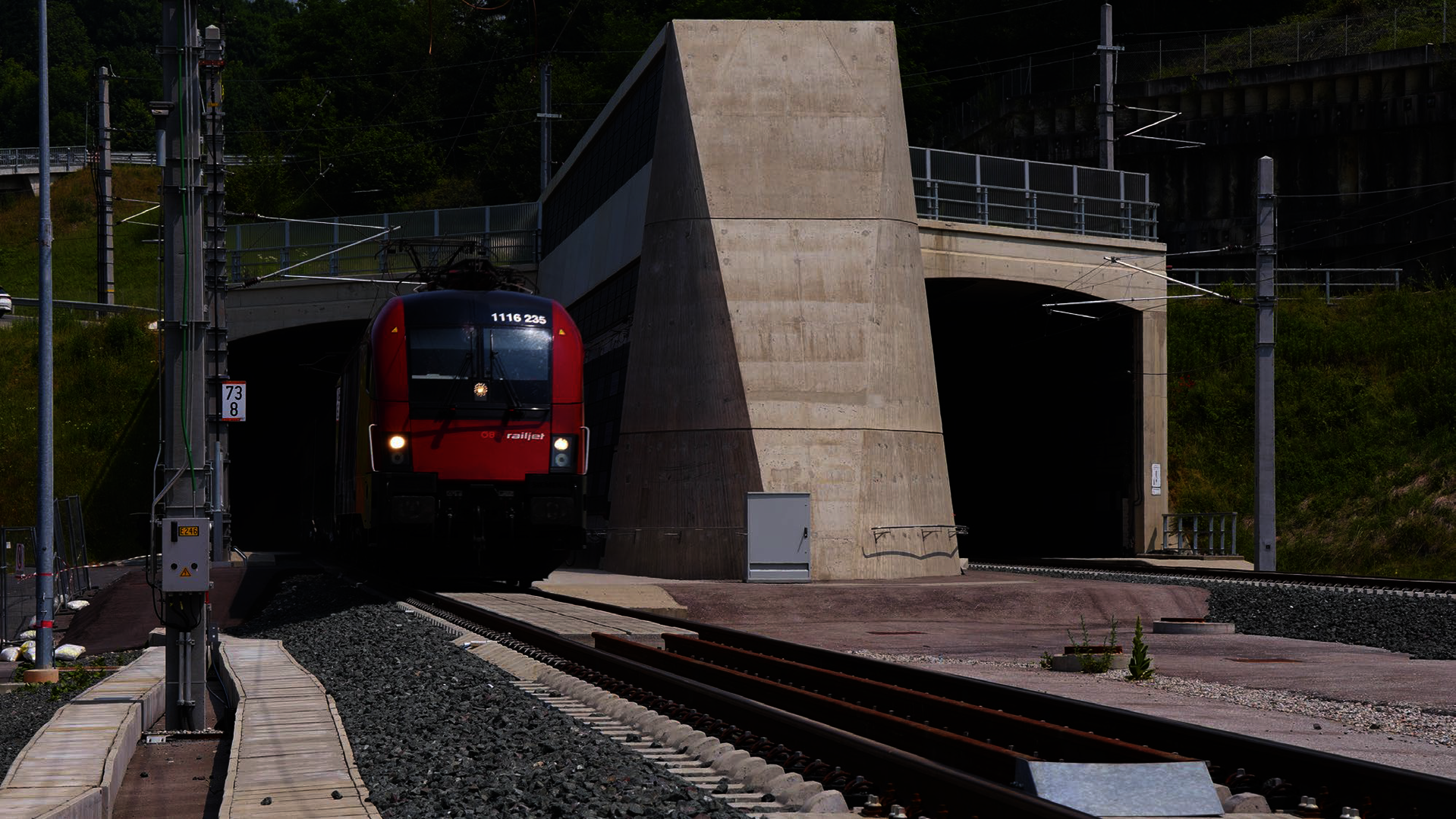 Bei den Hauptbahnhöfen Graz und Klagenfurt finden Feiern anlässlich der bevorstehenden Inbetriebnahme der Koralmbahn statt.