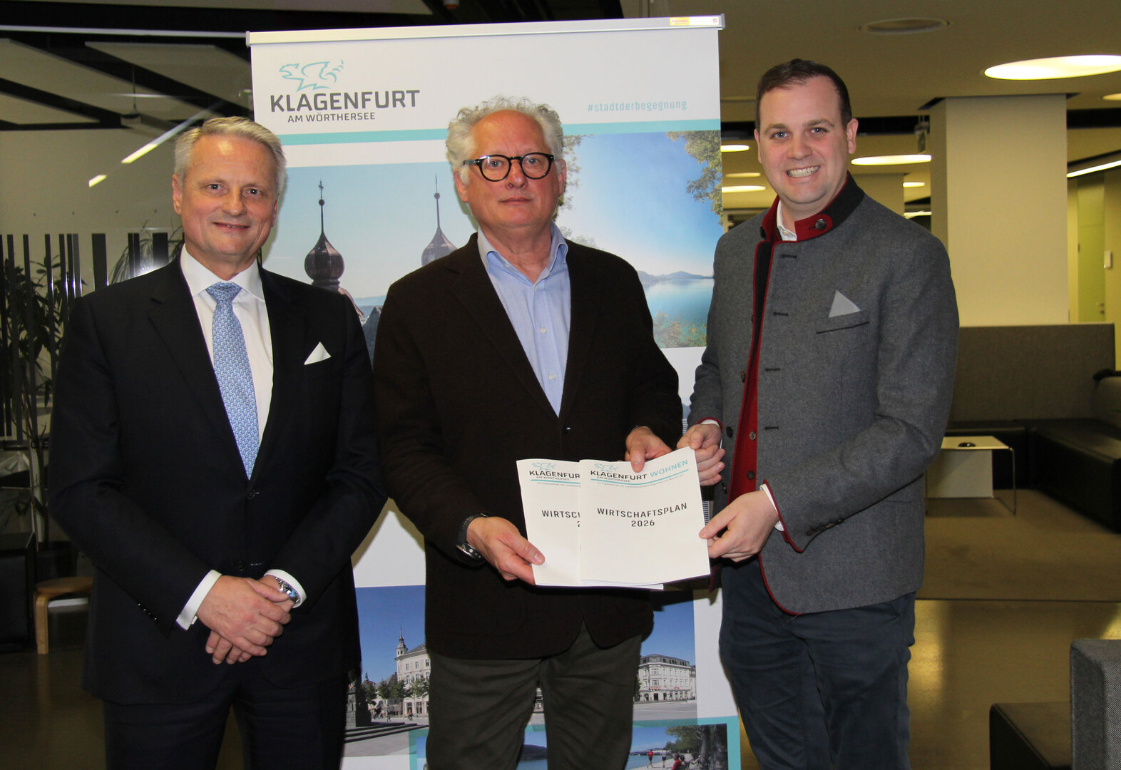 Wirtschaftsprüfer Mag. Walter Zenkl, Gerhard Scheucher MBA (Geschäftsführer Klagenfurt Wohnen) und Wohnungsreferent Vizebürgermeister Patrick Jonke (v.l.n.r.) berichteten über die positive Entwicklung von Klagenfurt Wohnen.