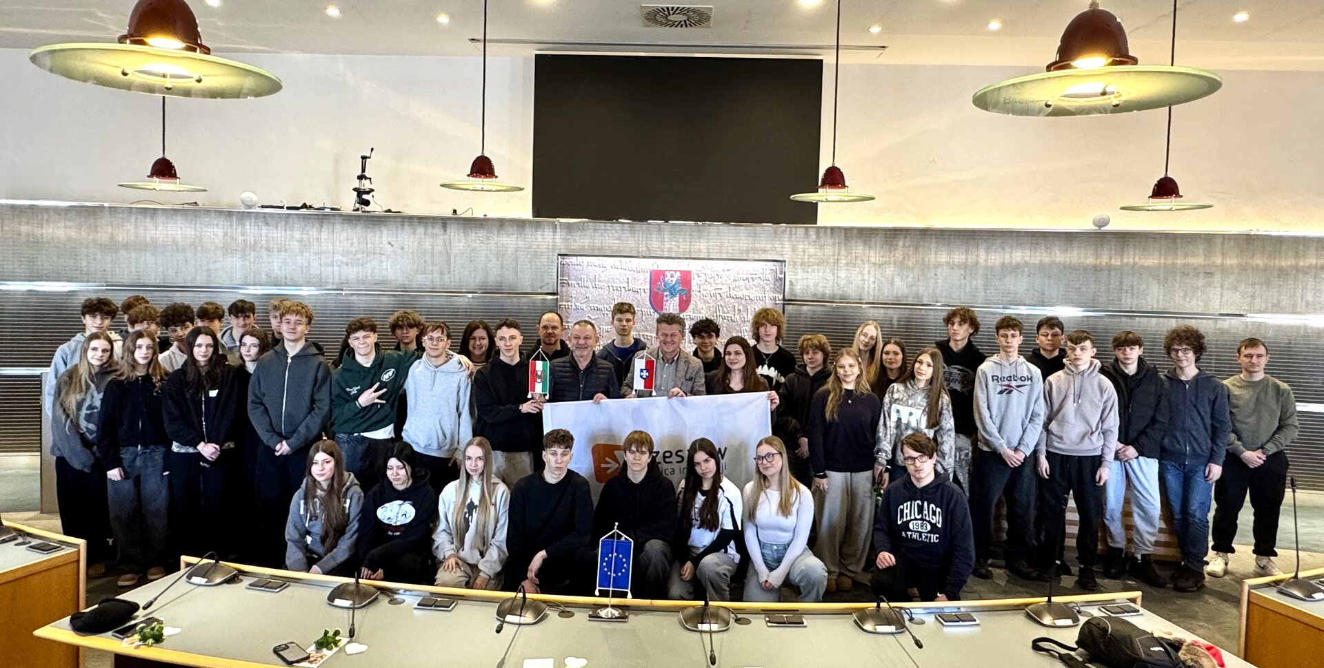 Bürgermeister Christian Scheider nahm Stadtrat Sławomir Gołąb sowie die polnische Schülergruppe und Delegation aus Rzeszów im Klagenfurter Rathaus in Empfang. Foto: StadtKommunikation / Buchner
